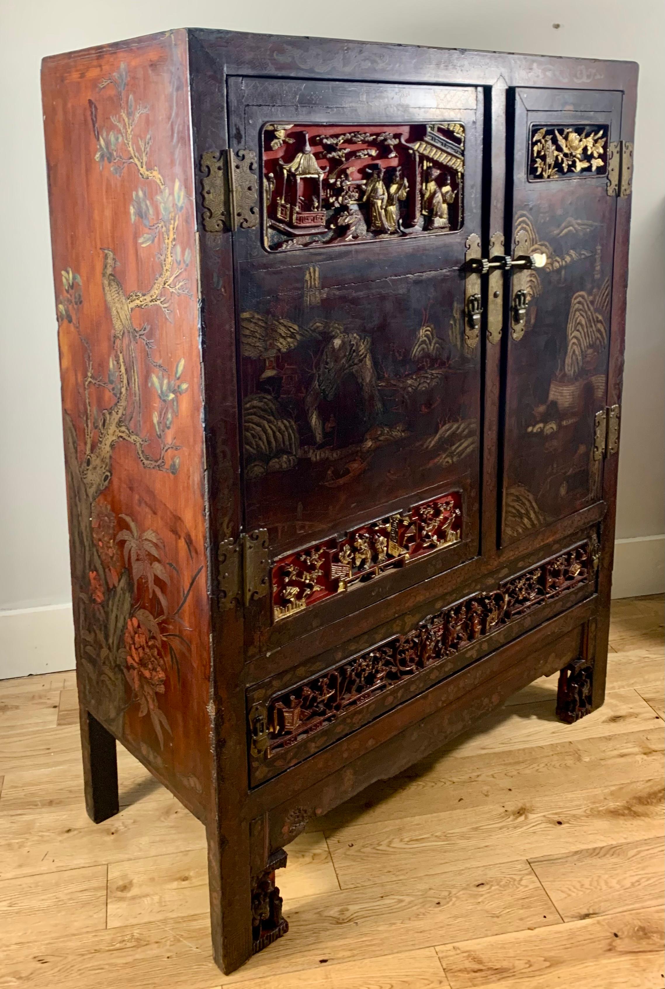 Elm 18th Century Chinese Lacquered Cabinet - Fujian Province For Sale