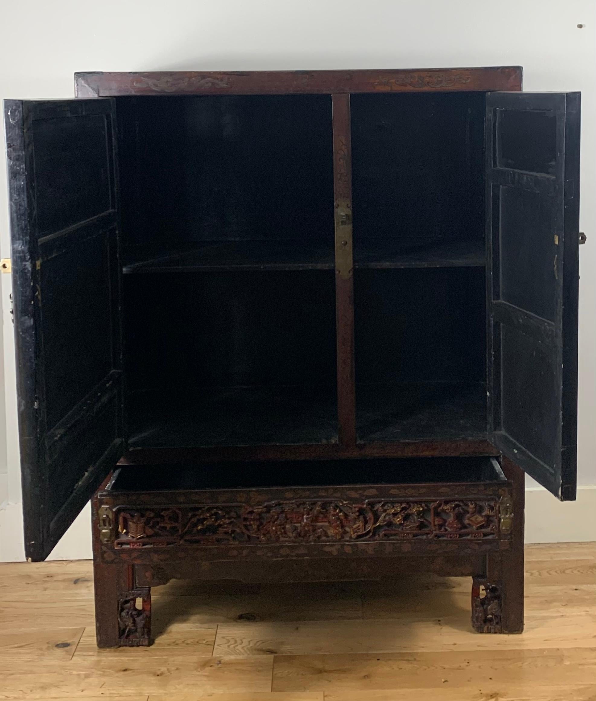 18th Century Chinese Lacquered Cabinet - Fujian Province For Sale 1