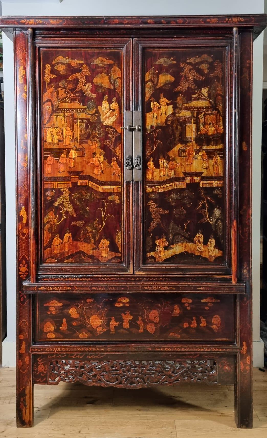 18th Century Chinese Lacquered Cabinet - Qing Dynasty In Good Condition For Sale In Hoddesdon, GB