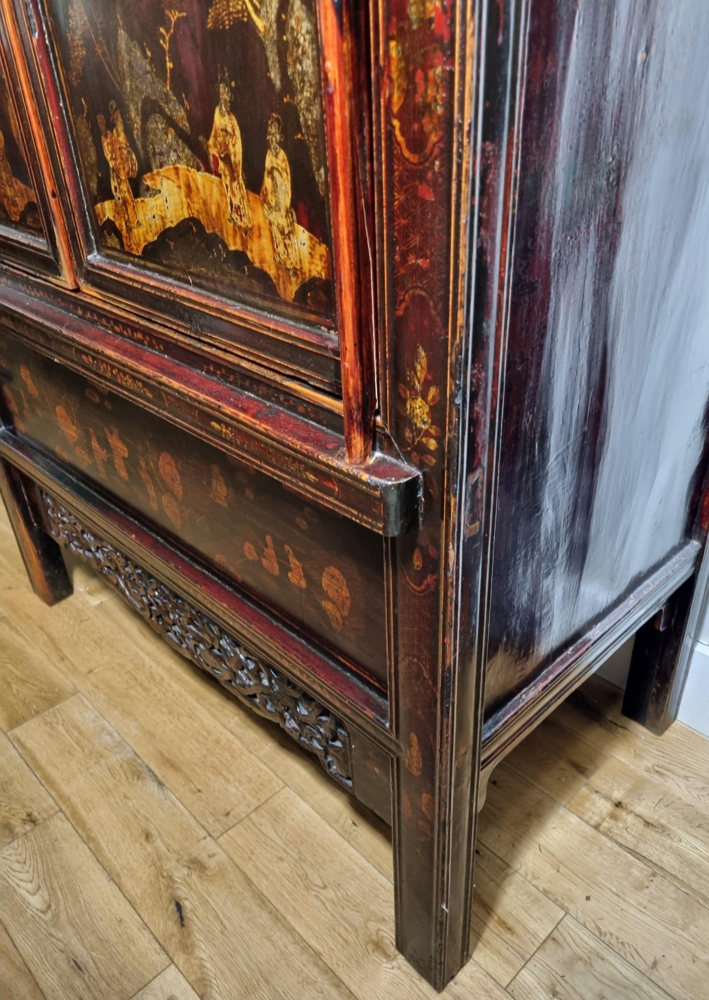 Elm 18th Century Chinese Lacquered Cabinet - Qing Dynasty For Sale