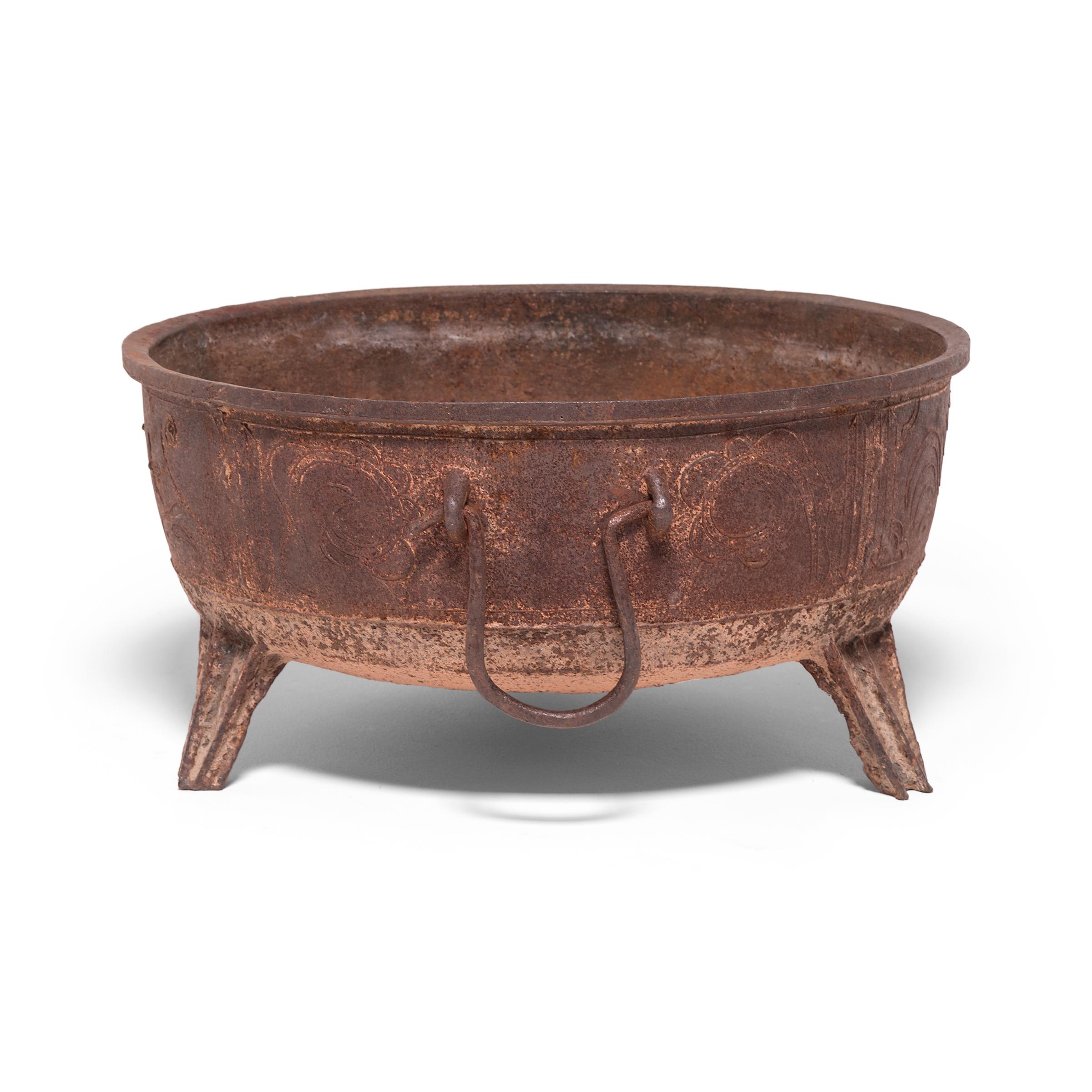 18th Century Chinese Low Iron Basin In Good Condition For Sale In Chicago, IL