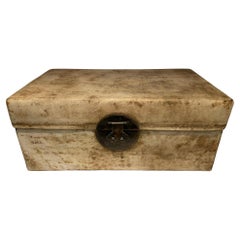 Caja china del siglo XVIII cubierta de pergamino con monturas de bronce 