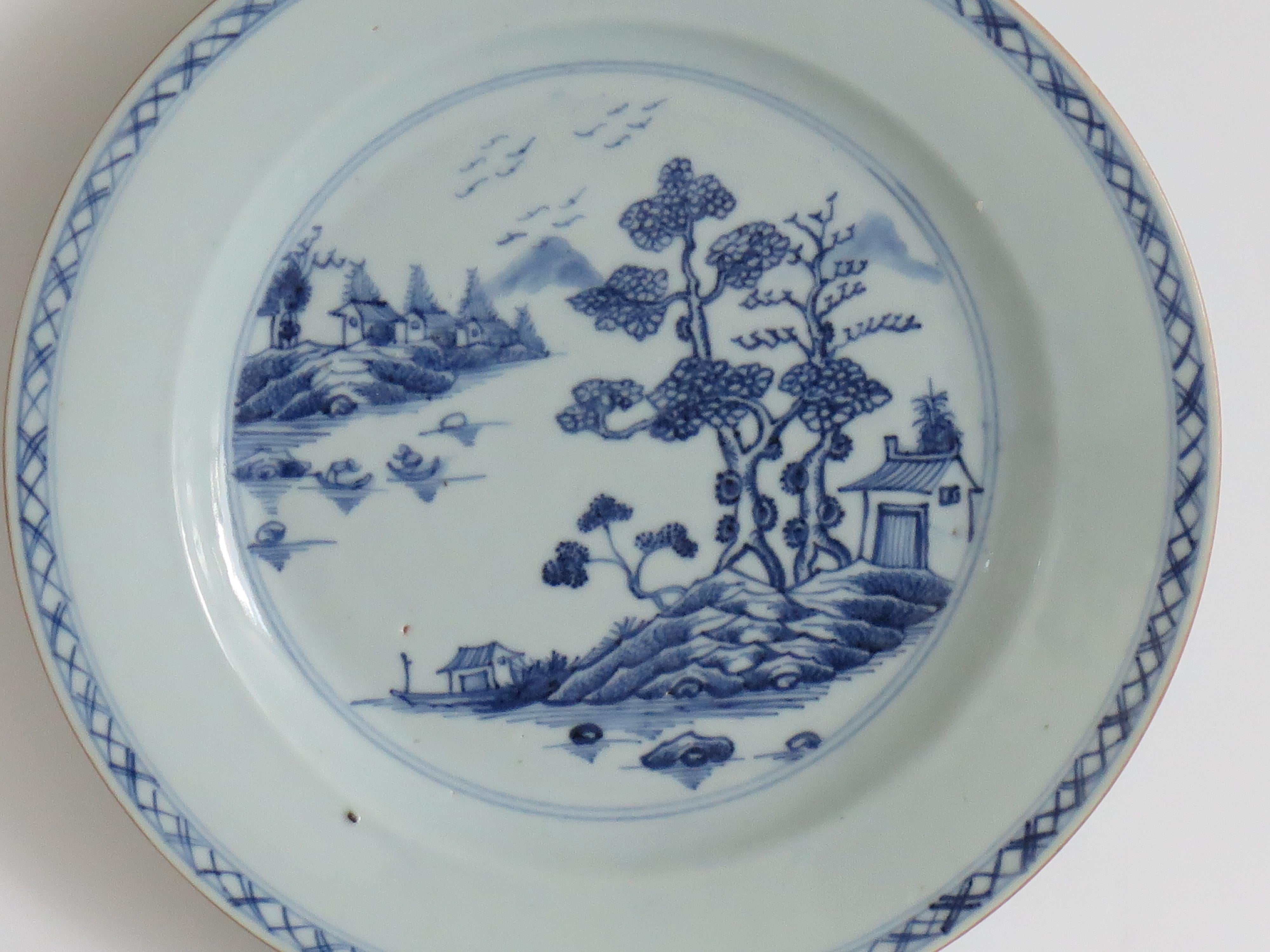 Es handelt sich um einen sehr gut erhaltenen, handbemalten chinesischen Export-Porzellanteller mit einem typischen handgemalten Muster aus der zweiten Hälfte des 18. Jahrhunderts, Qing-Qianlong-Periode, um 1770.

Der Teller ist gut getöpfert mit
