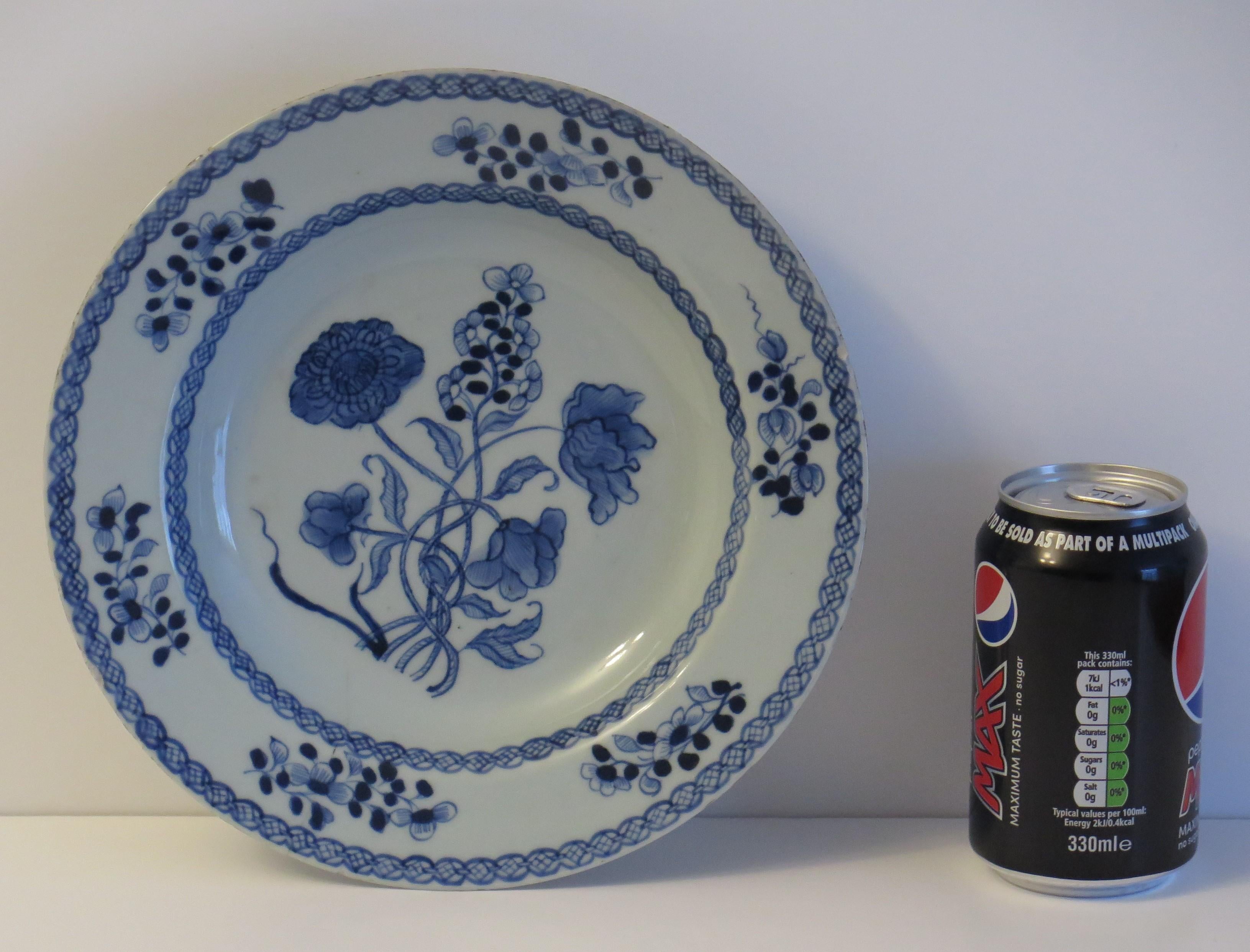 18th Century Chinese Plate or Bowl Blue & White, Qing Qianlong Circa 1770 For Sale 4