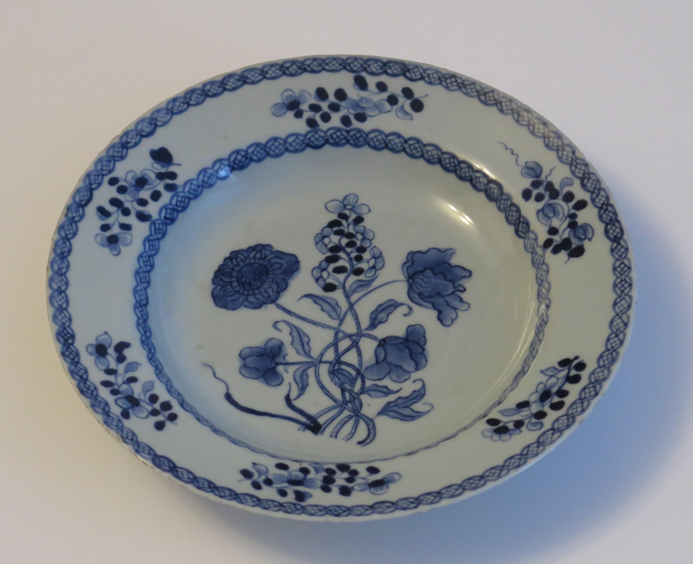 Chinesischer Teller oder Schale aus dem 18. Jahrhundert in Blau und Weiß, Qing Qianlong, um 1770 (Porzellan) im Angebot