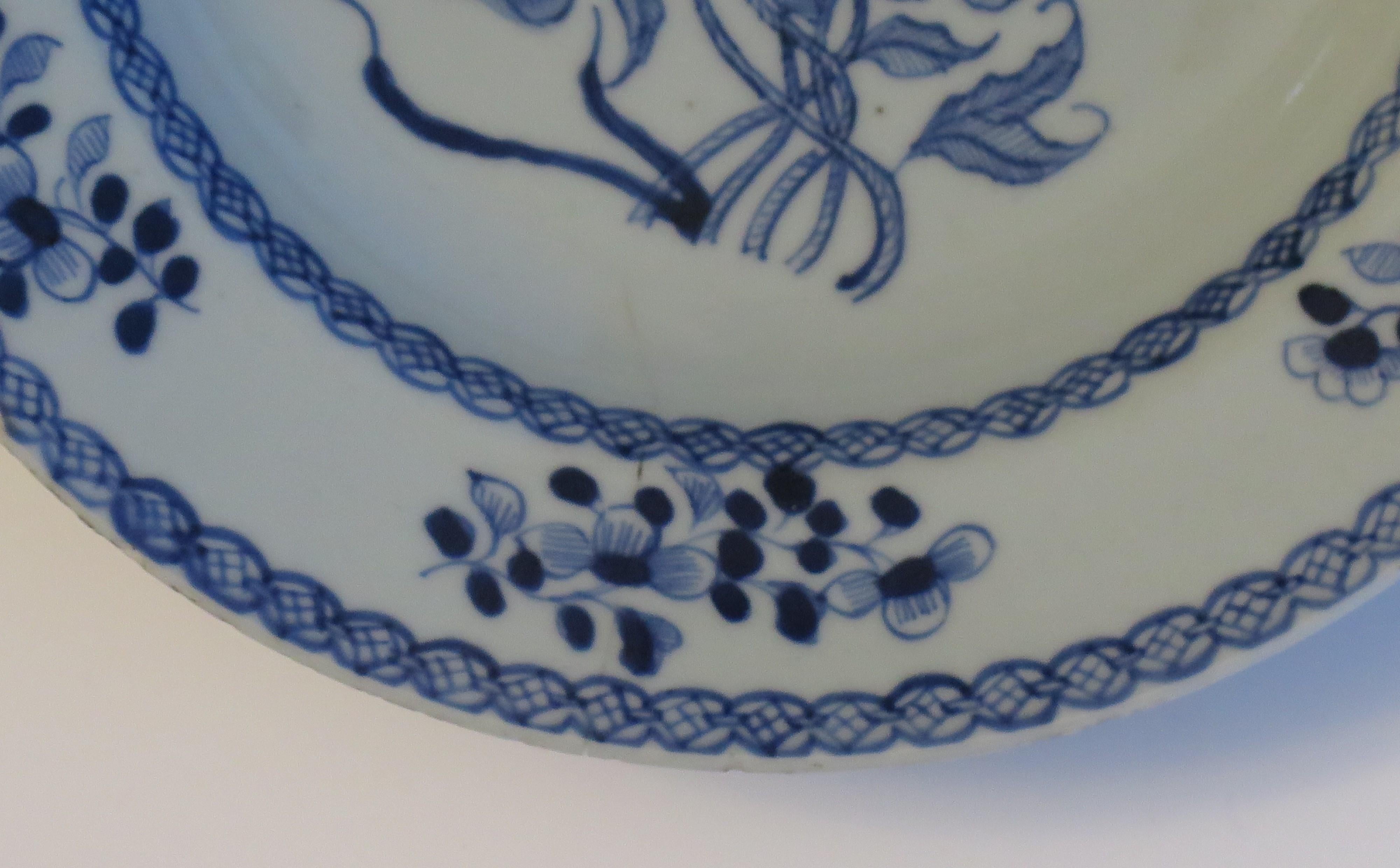 Chinesischer Teller oder Schale aus dem 18. Jahrhundert in Blau und Weiß, Qing Qianlong, um 1770 im Angebot 1