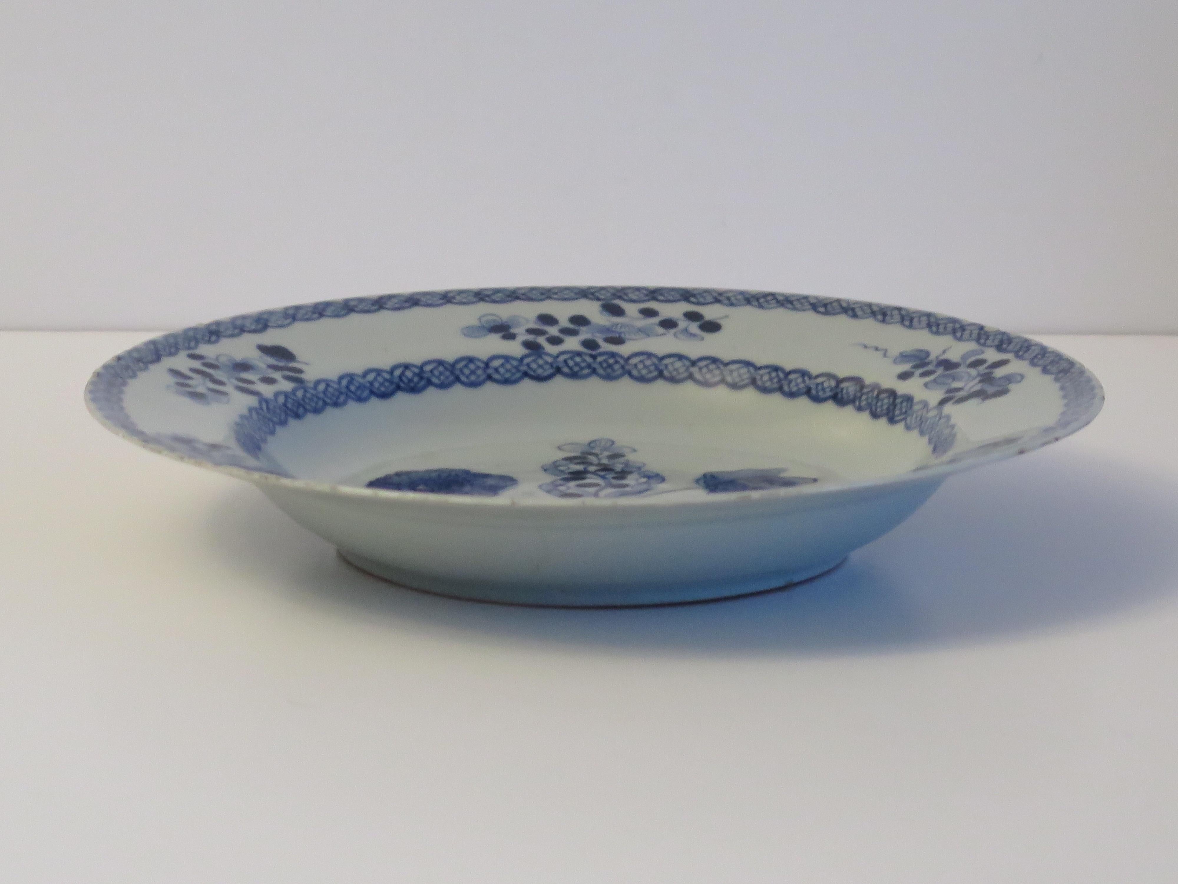 Chinesischer Teller oder Schale aus dem 18. Jahrhundert in Blau und Weiß, Qing Qianlong, um 1770 im Angebot 2