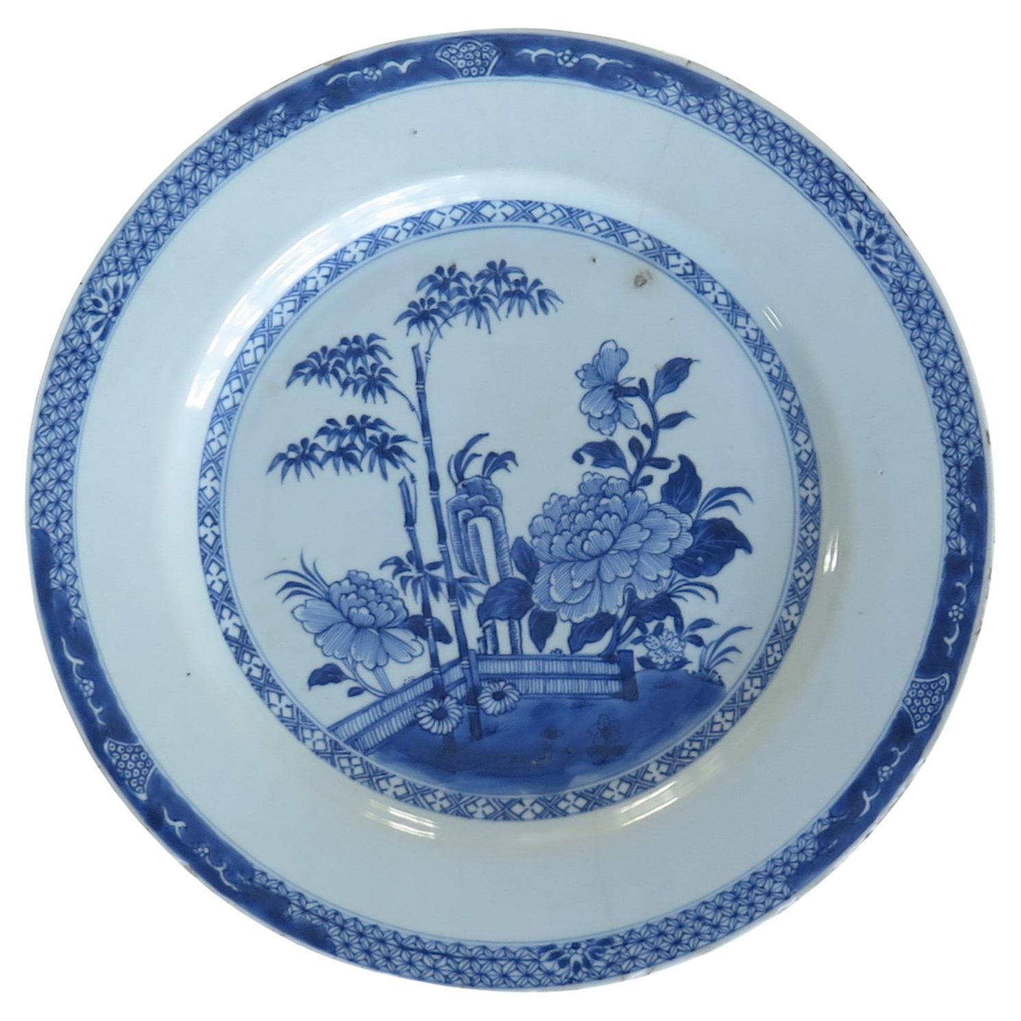 Plat ou grande assiette chinoise du 18ème siècle bleu et blanc, Qing Qianlong, vers 1770