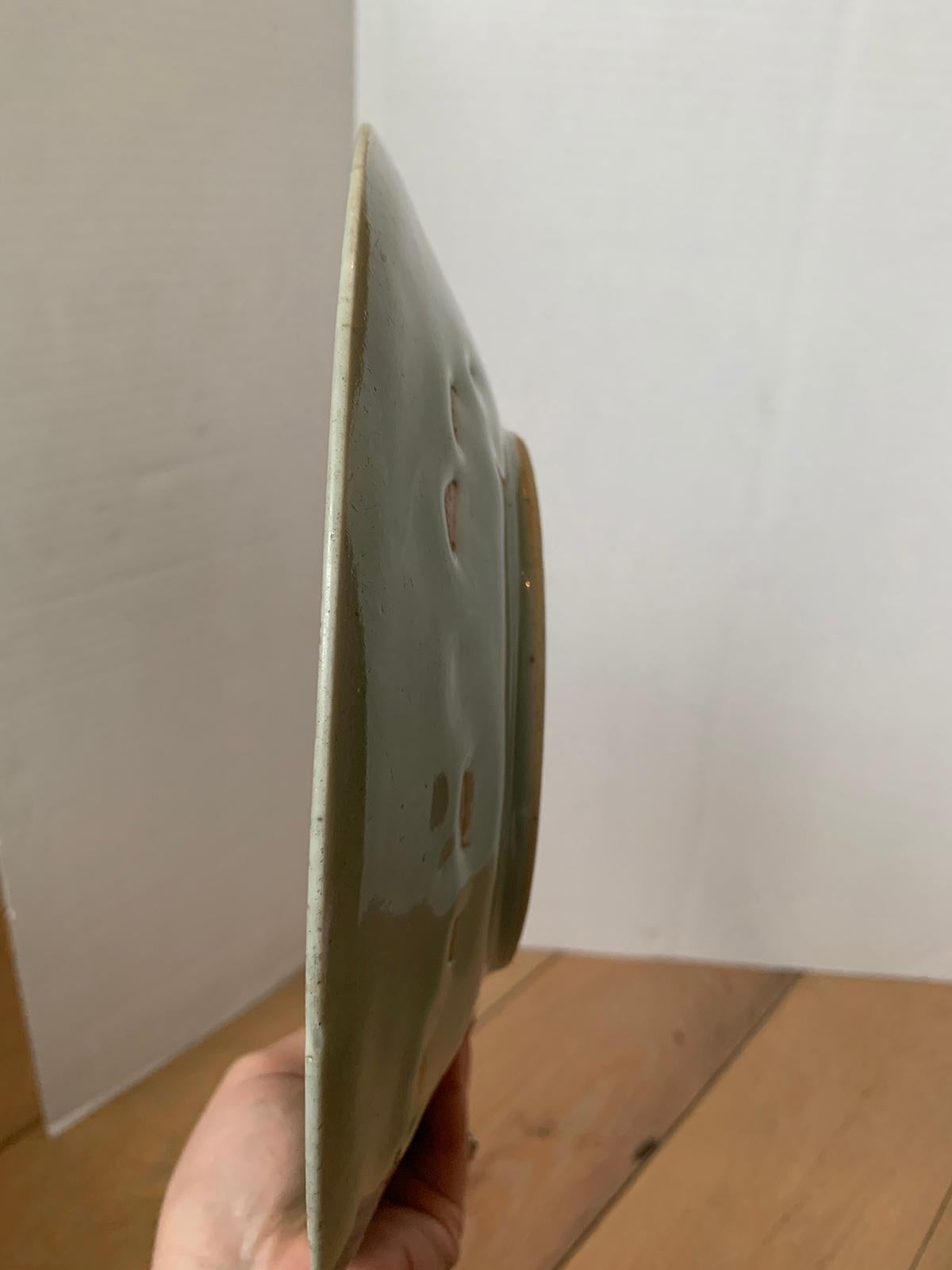 Plat en porcelaine de Chine du 18ème siècle en céladon avec un léger motif floral, non marqué en vente 4