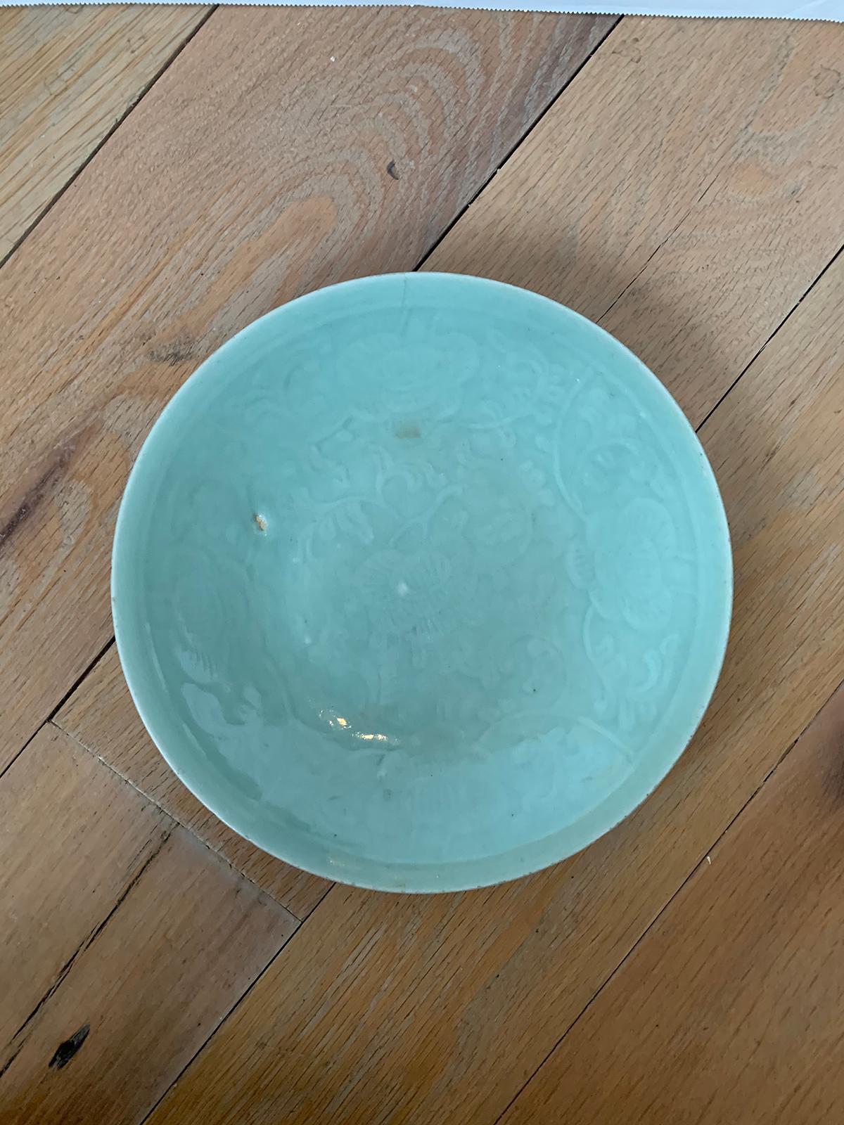 Plat en porcelaine céladon du 18e siècle avec un léger motif floral, non marqué.