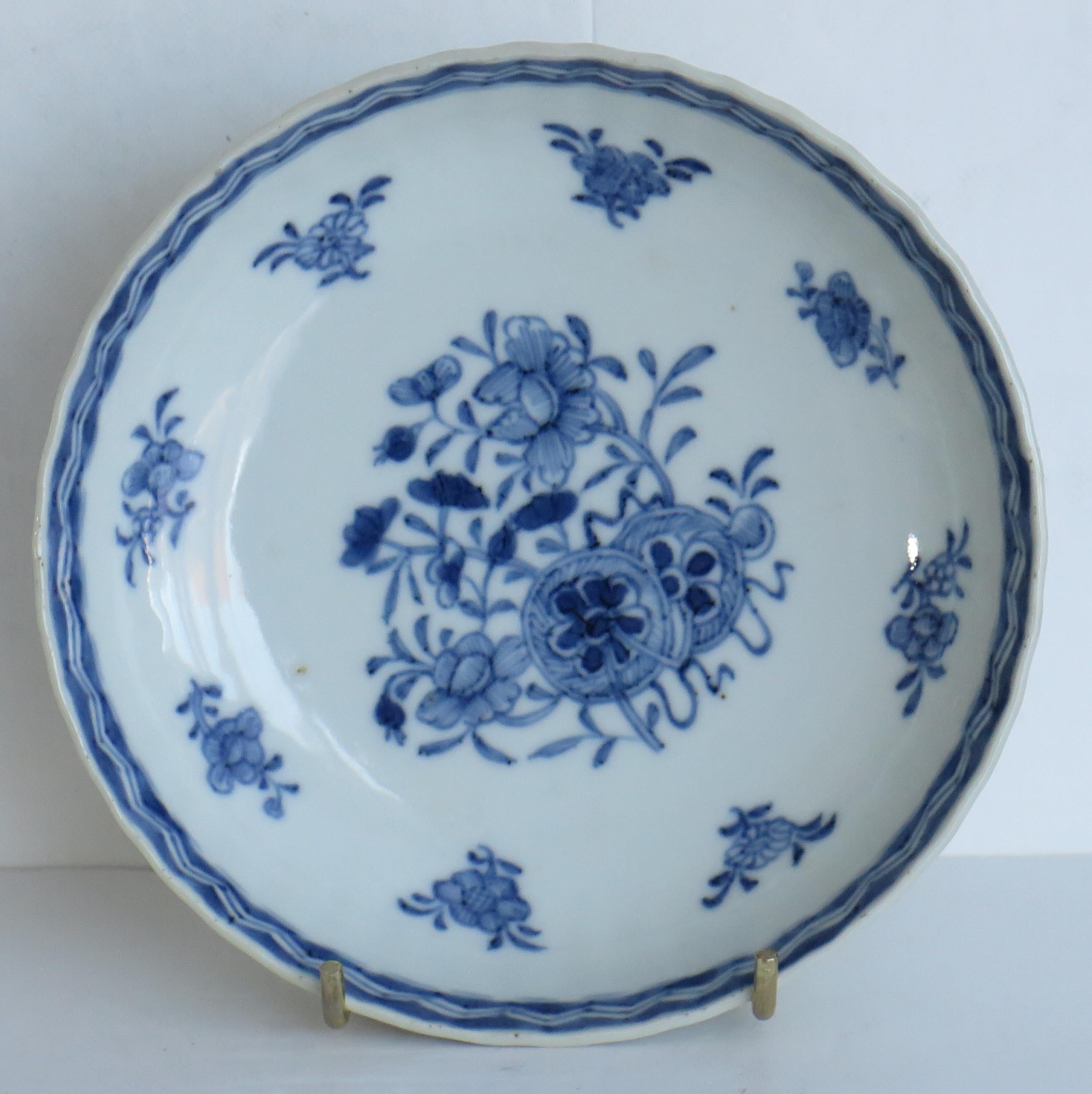 Dies ist eine wunderschön handbemalte chinesische Porzellanschale aus der Mitte des 18. Jahrhunderts, Qing, Qianlong-Periode, um 1750.

Die Schale ist rund, gut getöpfert, mit gerippten Seiten und einer schönen glasigen hellblauen Glasur und einem