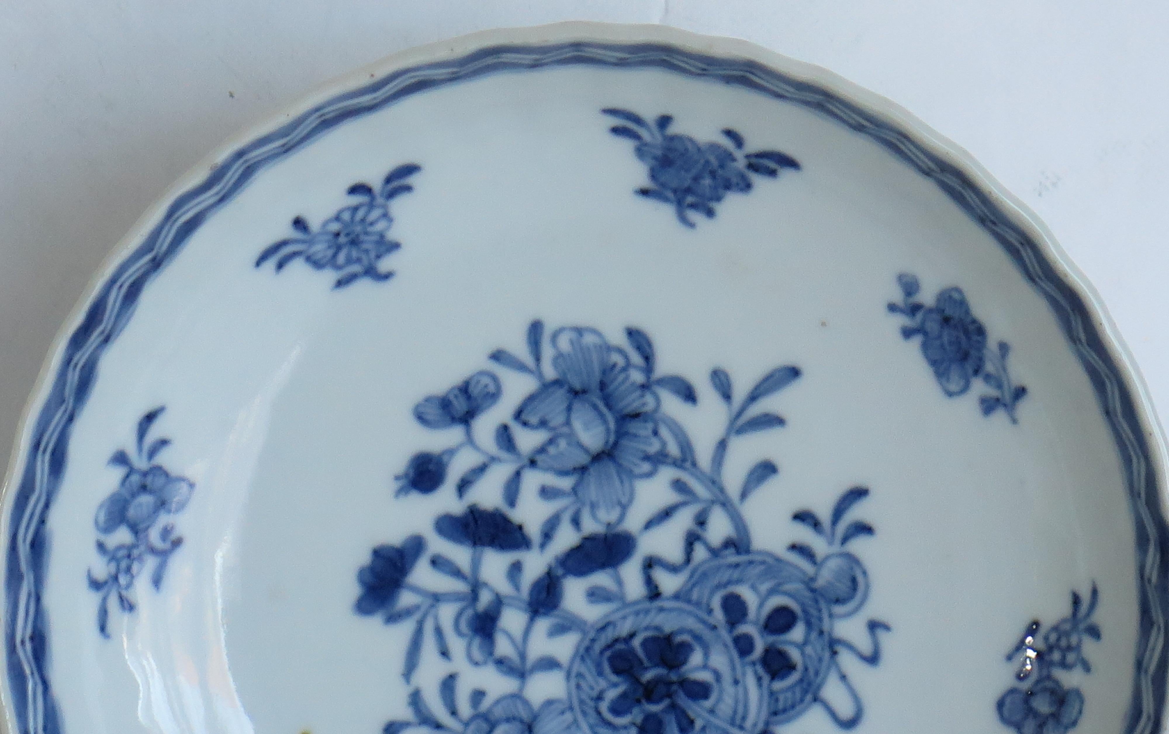 Chinesische Porzellanschale aus dem 18. Jahrhundert, blau und weiß, handbemalt, Qing Qianlong (Handbemalt) im Angebot