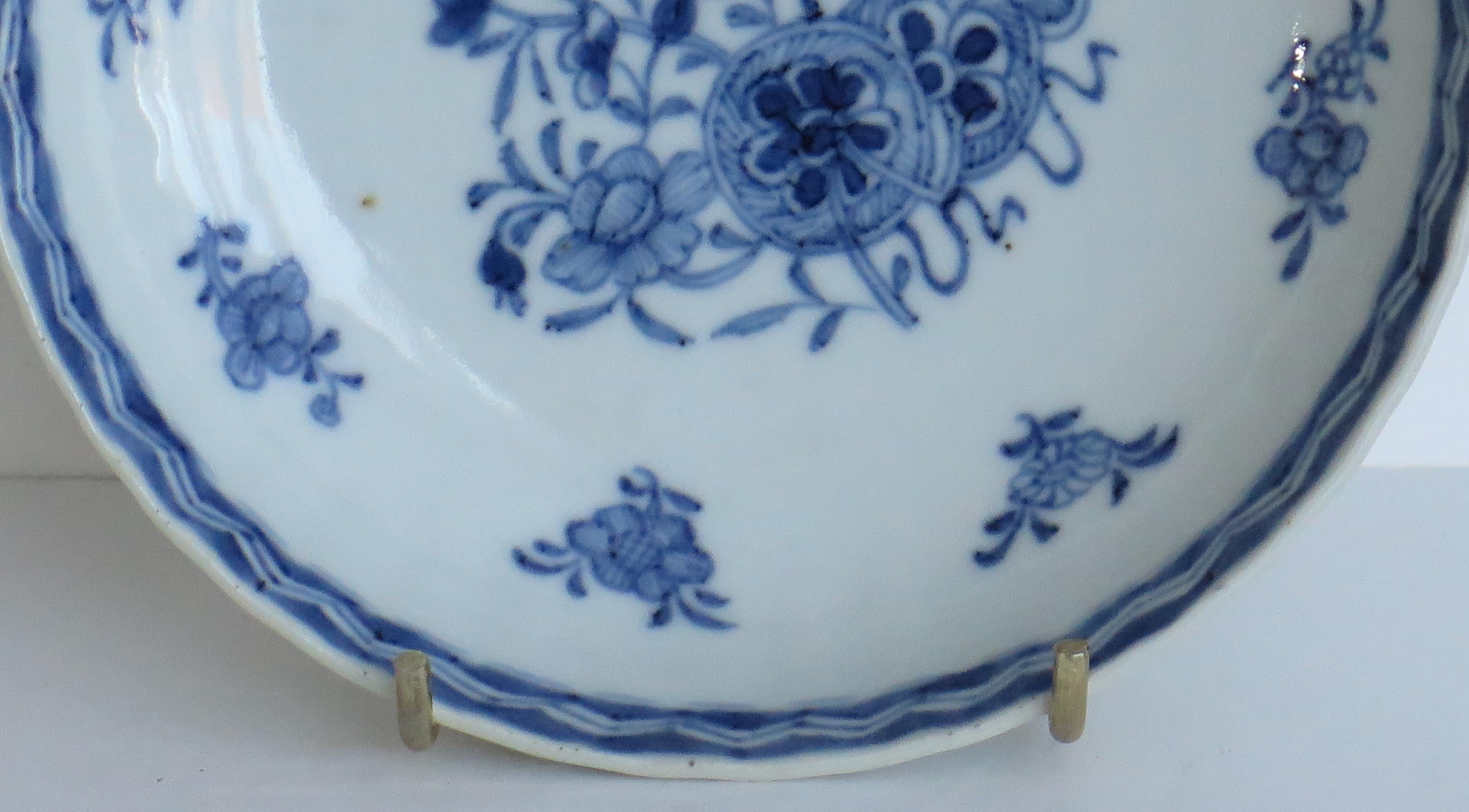 18th Century Chinese Porcelain Dish Blue and White Hand Painted, Qing Qianlong For Sale 1