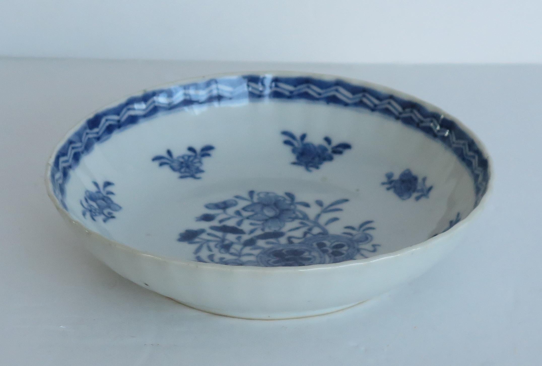 Chinesische Porzellanschale aus dem 18. Jahrhundert, blau und weiß, handbemalt, Qing Qianlong im Angebot 1