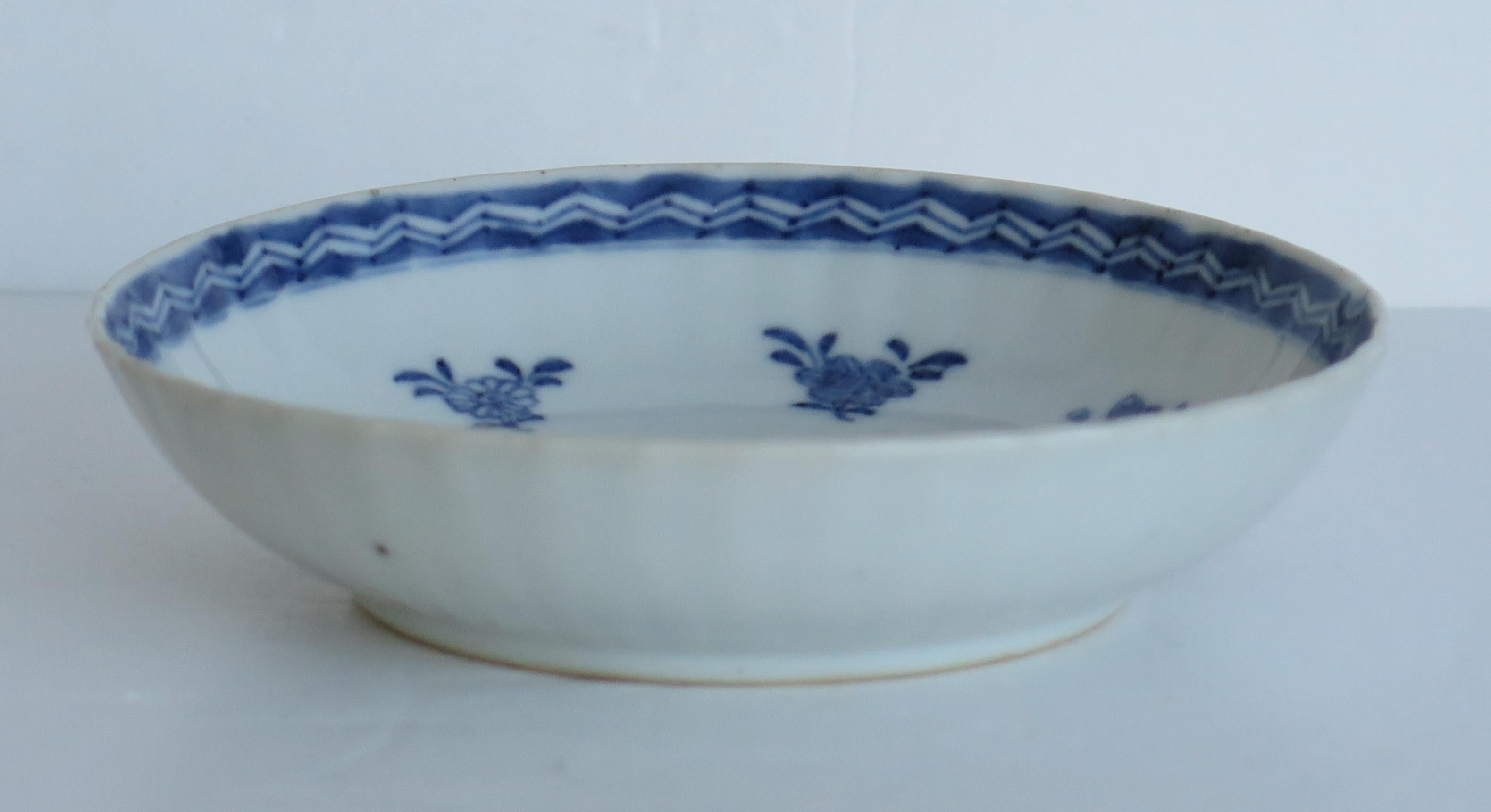 18th Century Chinese Porcelain Dish Blue and White Hand Painted, Qing Qianlong For Sale 3