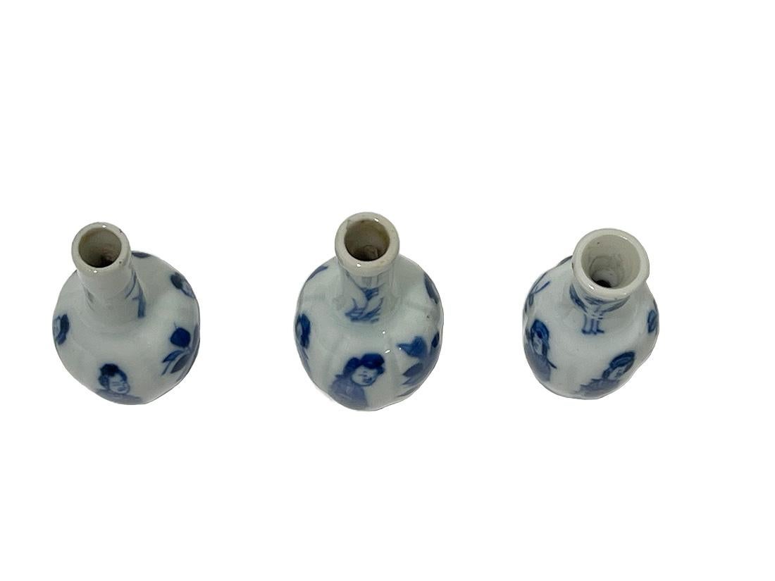 Chinois Vases Kangxi miniatures en porcelaine de Chine du 18ème siècle en forme de maison de poupée bleue et blanche  en vente