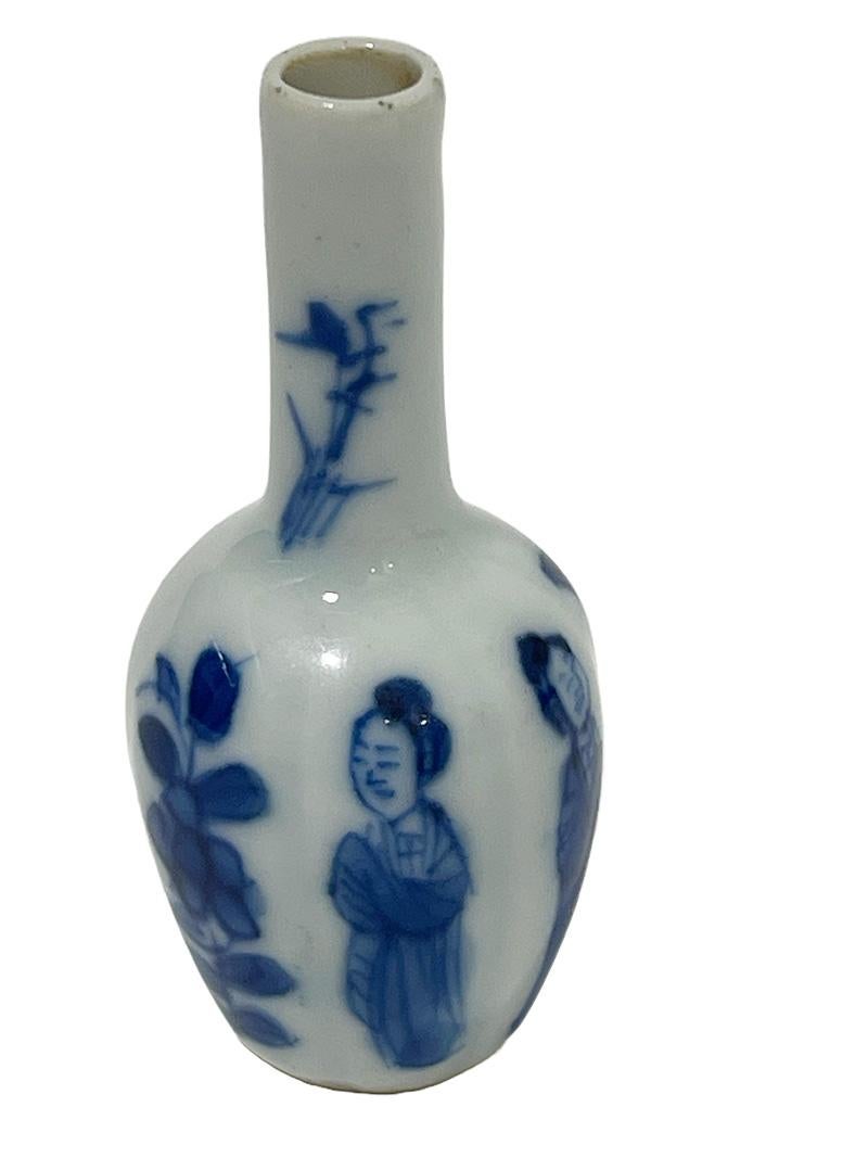 XVIIIe siècle et antérieur Vases Kangxi miniatures en porcelaine de Chine du 18ème siècle en forme de maison de poupée bleue et blanche  en vente
