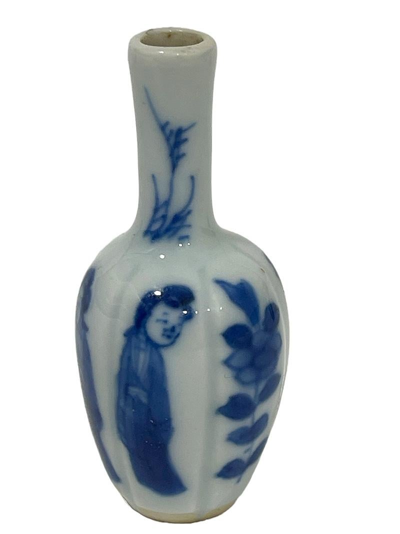Porcelaine Vases Kangxi miniatures en porcelaine de Chine du 18ème siècle en forme de maison de poupée bleue et blanche  en vente