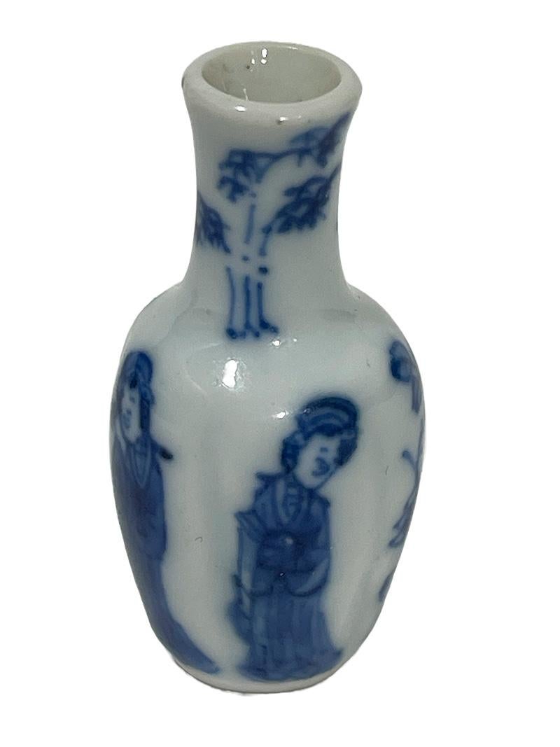 Vases Kangxi miniatures en porcelaine de Chine du 18ème siècle en forme de maison de poupée bleue et blanche  en vente 1