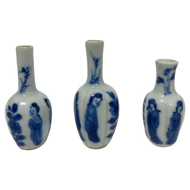 Vases Kangxi miniatures en porcelaine de Chine du 18ème siècle en forme de maison de poupée bleue et blanche 