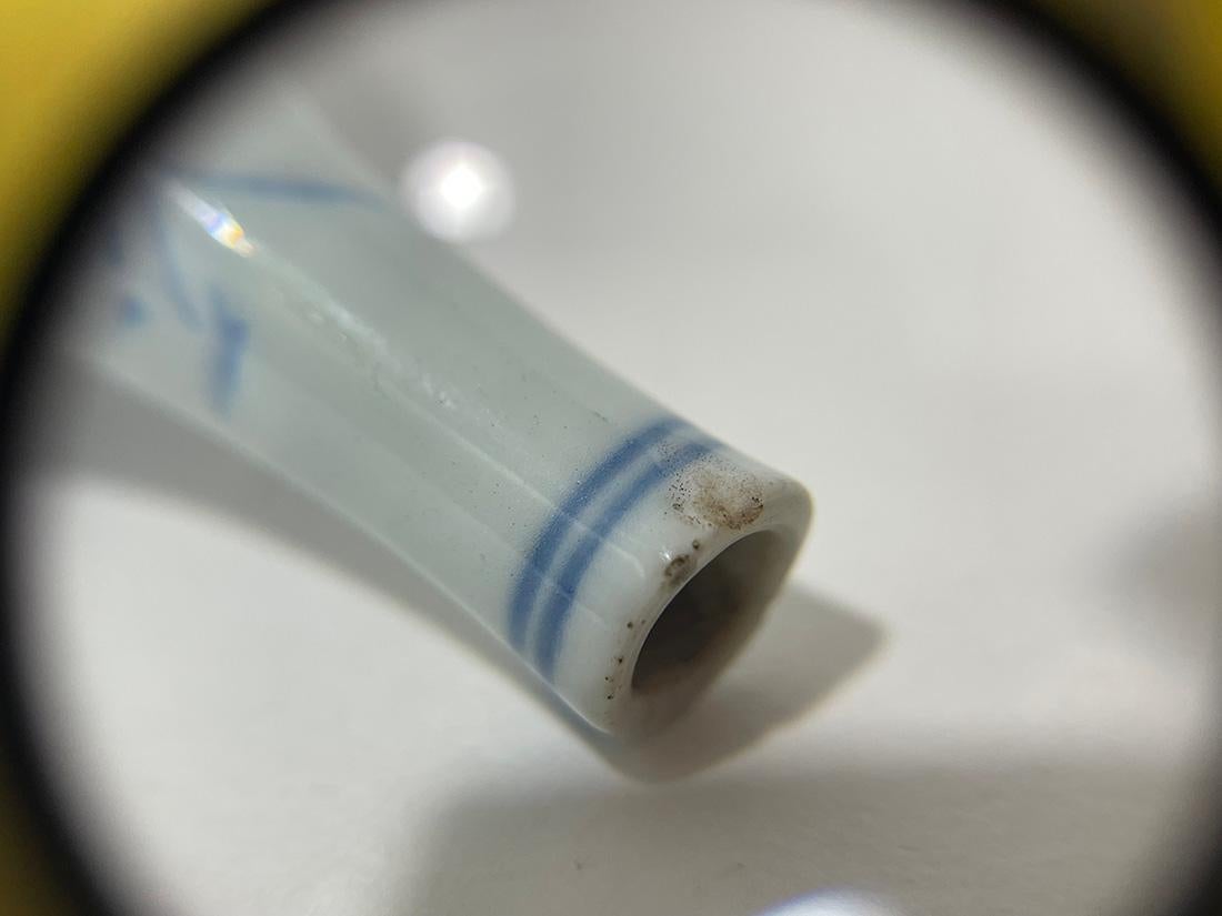 Vases miniatures en porcelaine de Chine du 18ème siècle représentant une maison de poupée bleue et blanche en vente 5
