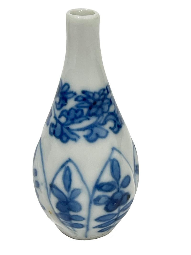 XVIIIe siècle et antérieur Vases miniatures en porcelaine de Chine du 18ème siècle représentant une maison de poupée bleue et blanche  en vente