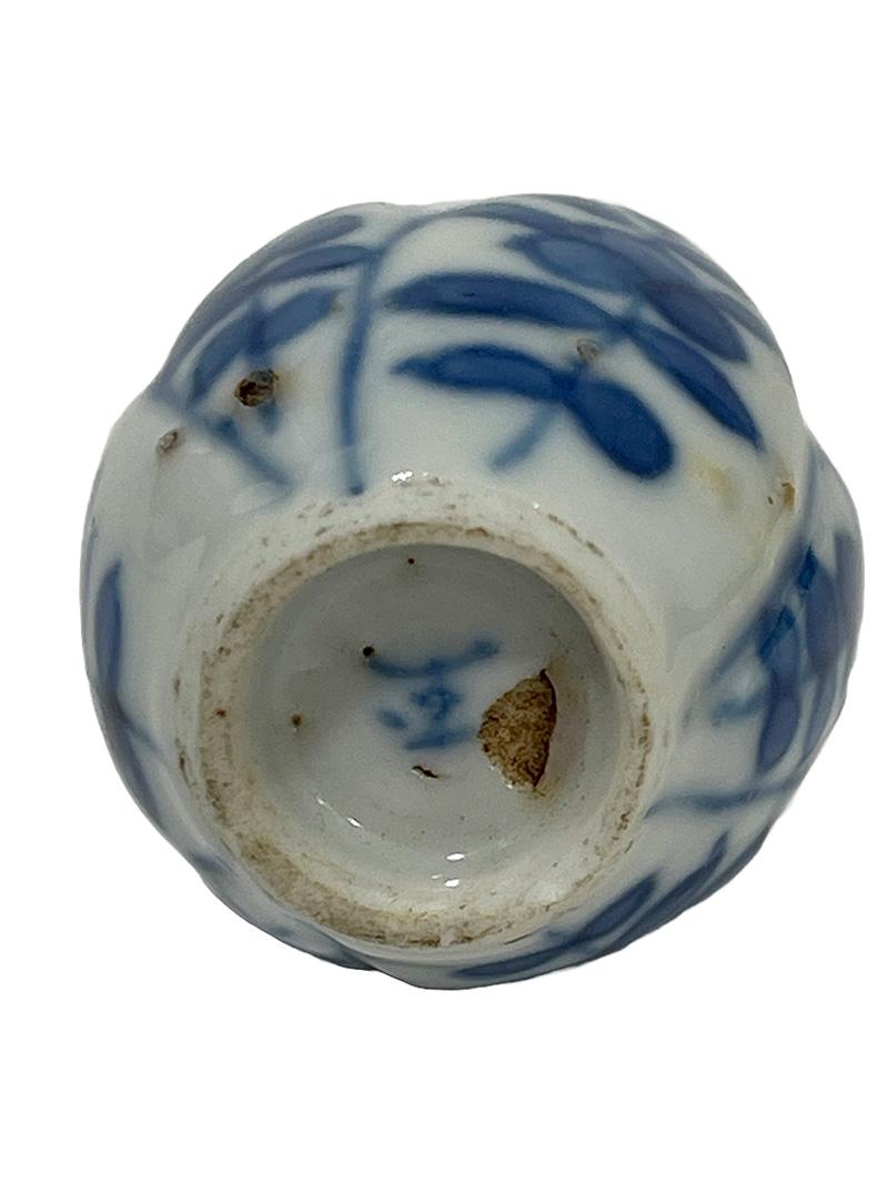 Vases miniatures en porcelaine de Chine du 18ème siècle représentant une maison de poupée bleue et blanche  en vente 1