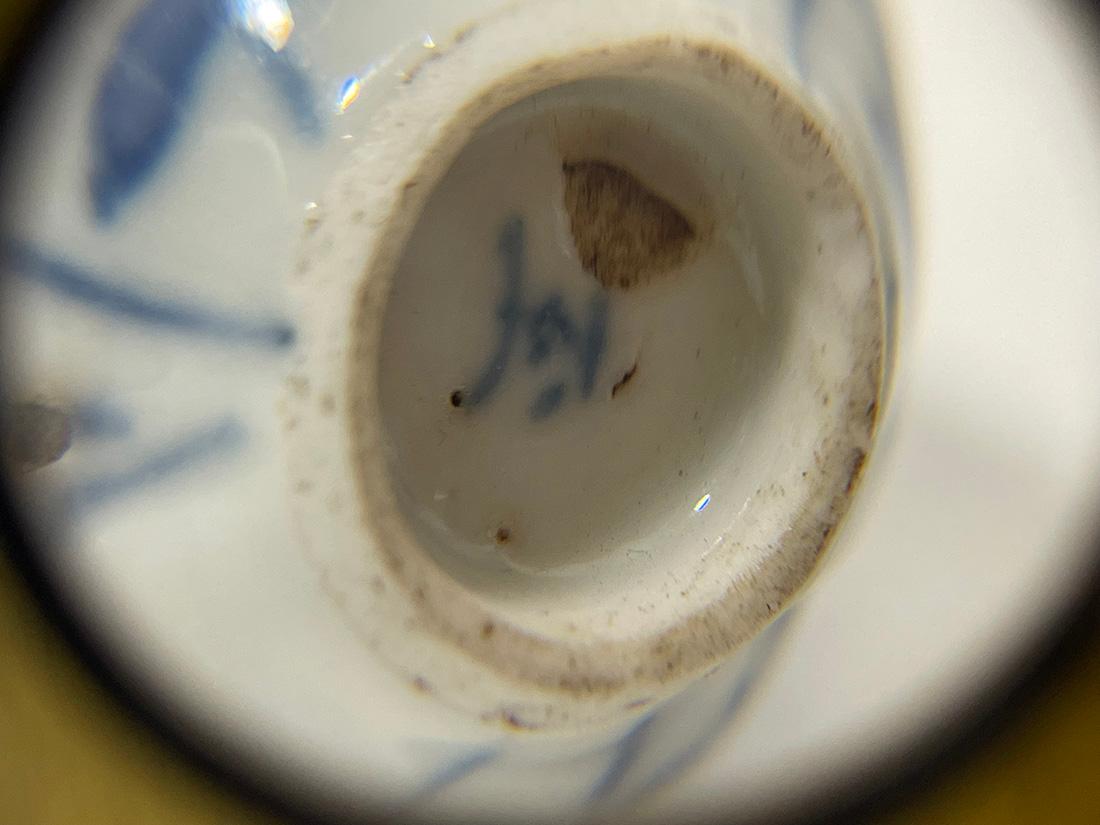 Vases miniatures en porcelaine de Chine du 18ème siècle représentant une maison de poupée bleue et blanche en vente 2