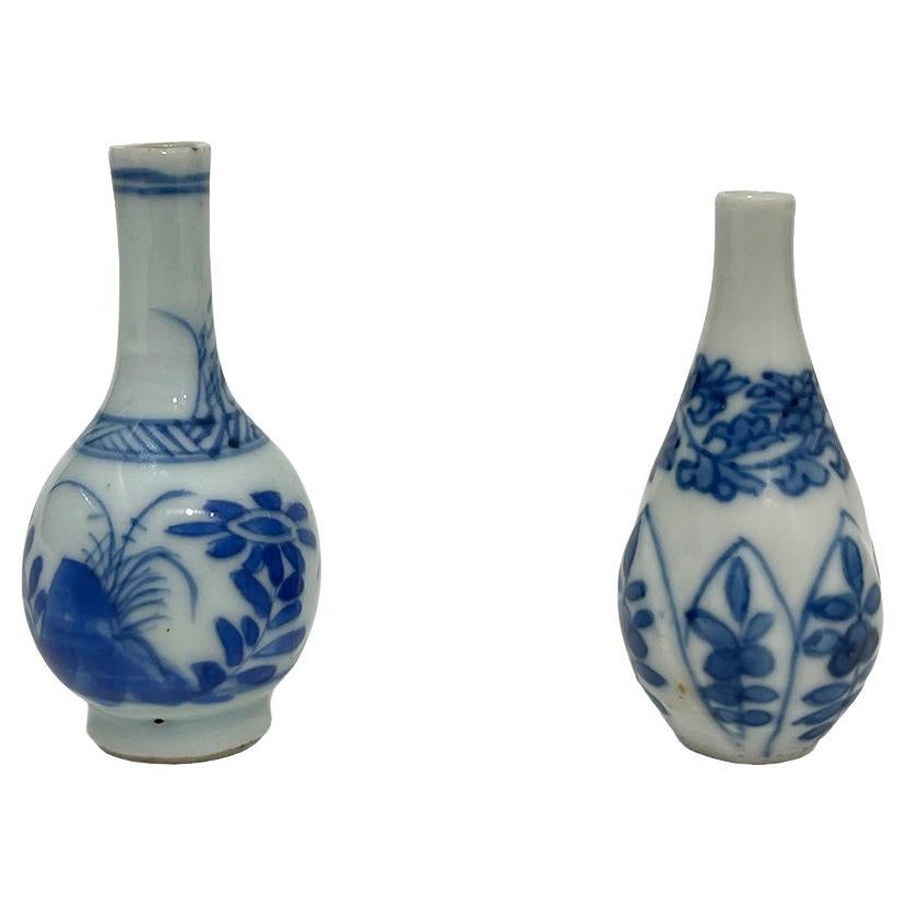 Vases miniatures en porcelaine de Chine du 18ème siècle représentant une maison de poupée bleue et blanche 