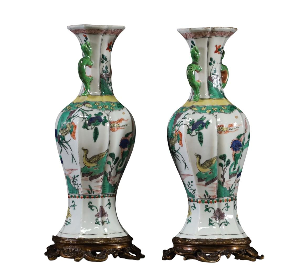 Chinese Pair of polychrome famille verte porcelain vases decorated with Foh dogs, Chilong-shaped handles, Louis XV style bronze bases, 18th century from the Kangxi period
Heigth each 31 cm
Perfect condition, UV tested , no cracks or restorations