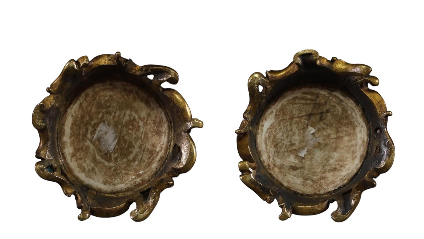 Hand-Painted 18th century Chinese porcelain Famille Verte vases on bronze base, Kangxi period For Sale