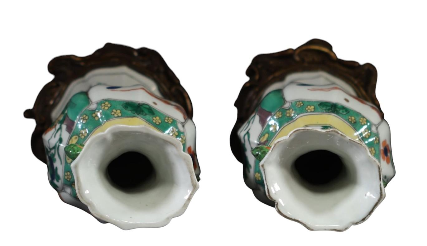 18th century Chinese porcelain Famille Verte vases on bronze base, Kangxi period In Good Condition For Sale In Bilzen, BE