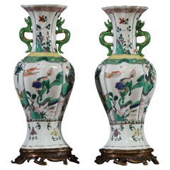 Jarrones de porcelana china Famille Verte del siglo XVIII sobre base de bronce, época Kangxi