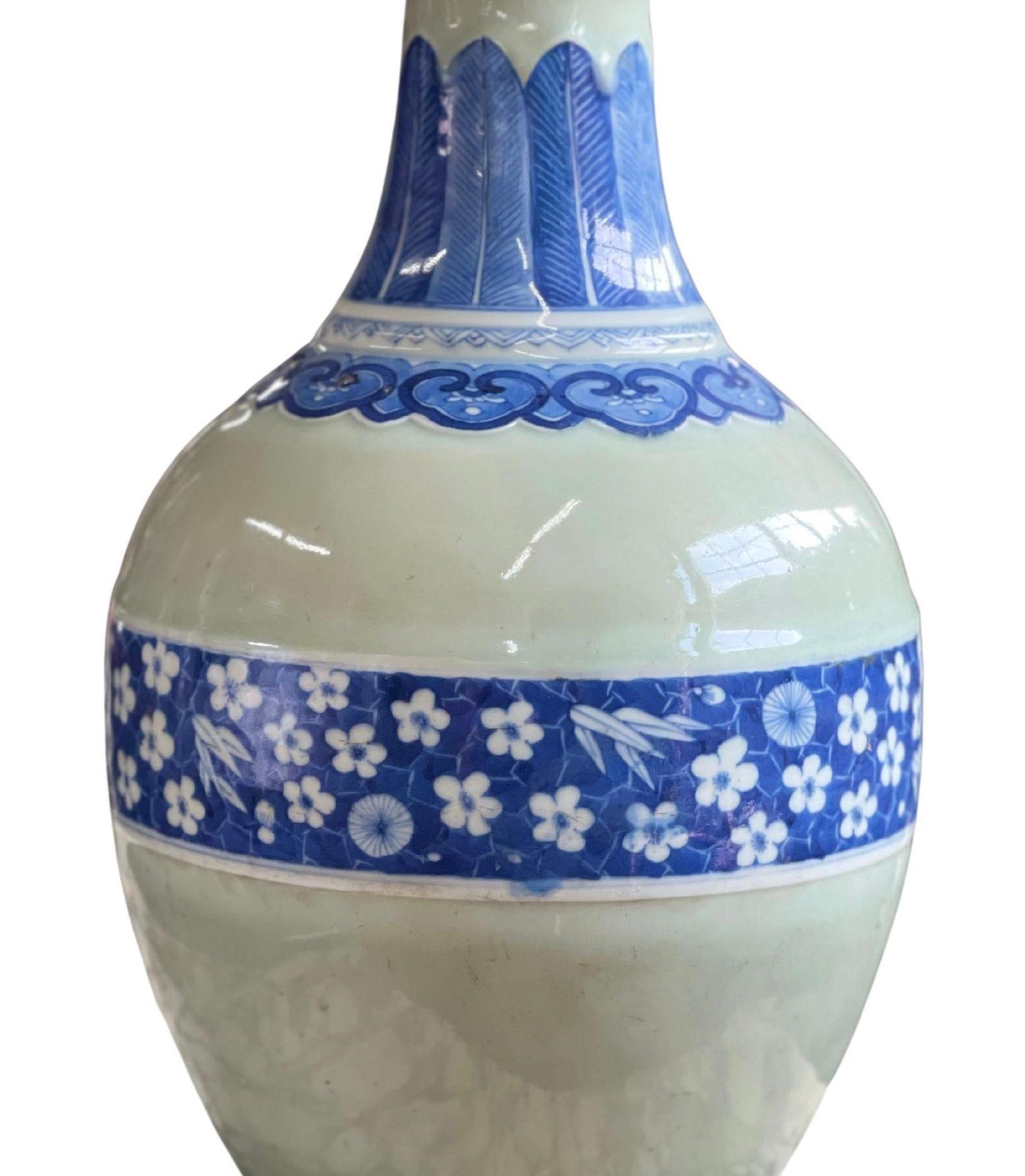 Traditionelle blau-weiße Vase aus chinesischem Porzellan, verziert mit Blumen und botanischen Illustrationen (18. Jahrhundert).