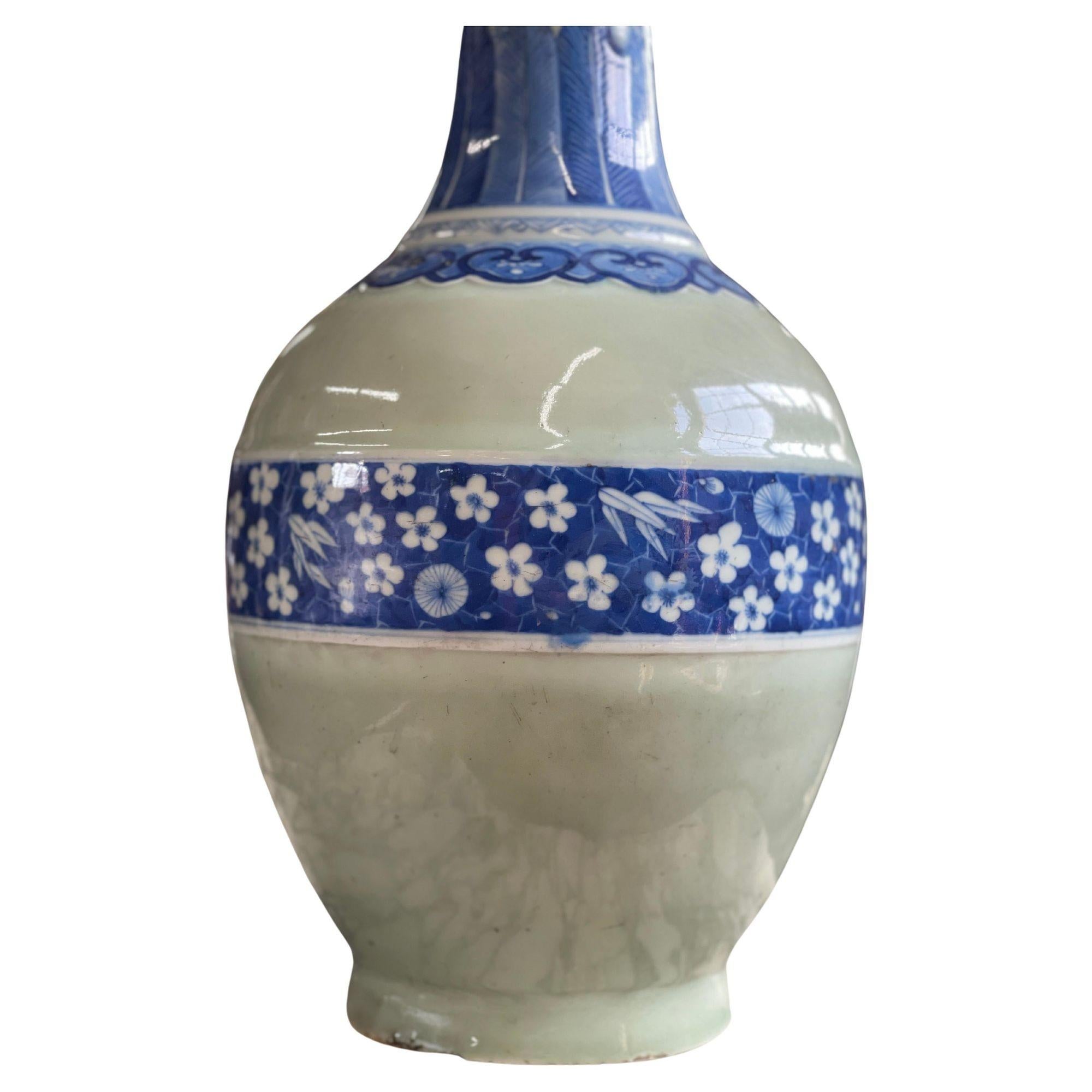 18th Century Chinese Porcelain Vase In Good Condition For Sale In Los Angeles, CA