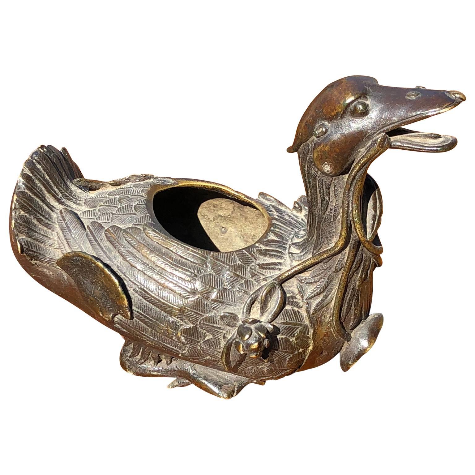 Scultura brucia-incenso in bronzo di anatra Qing del XVIII secolo