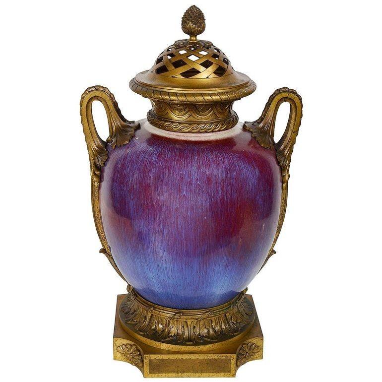 Un vase / lampe Sang du Bouf chinois du 18e siècle merveilleusement impressionnant avec couvercle, poignées et socle en bronze doré.
Lot 53 56514 UDBNK