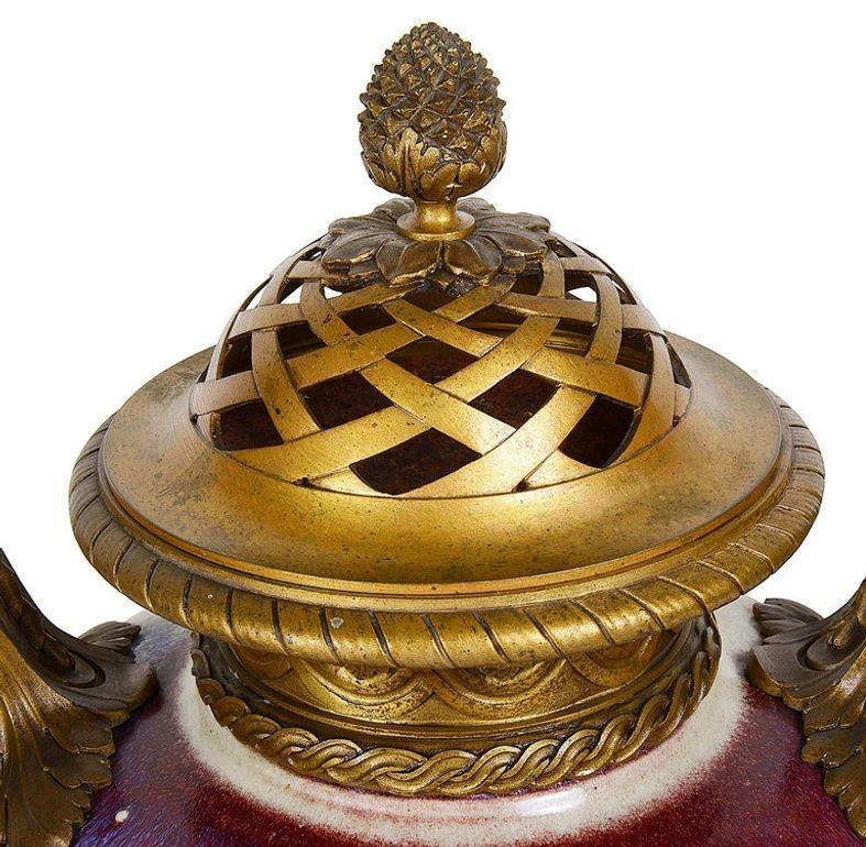 Chinesische Sang du Bouf-Vasenlampe mit Deckel aus dem 18. Jahrhundert im Zustand „Gut“ im Angebot in Brighton, Sussex