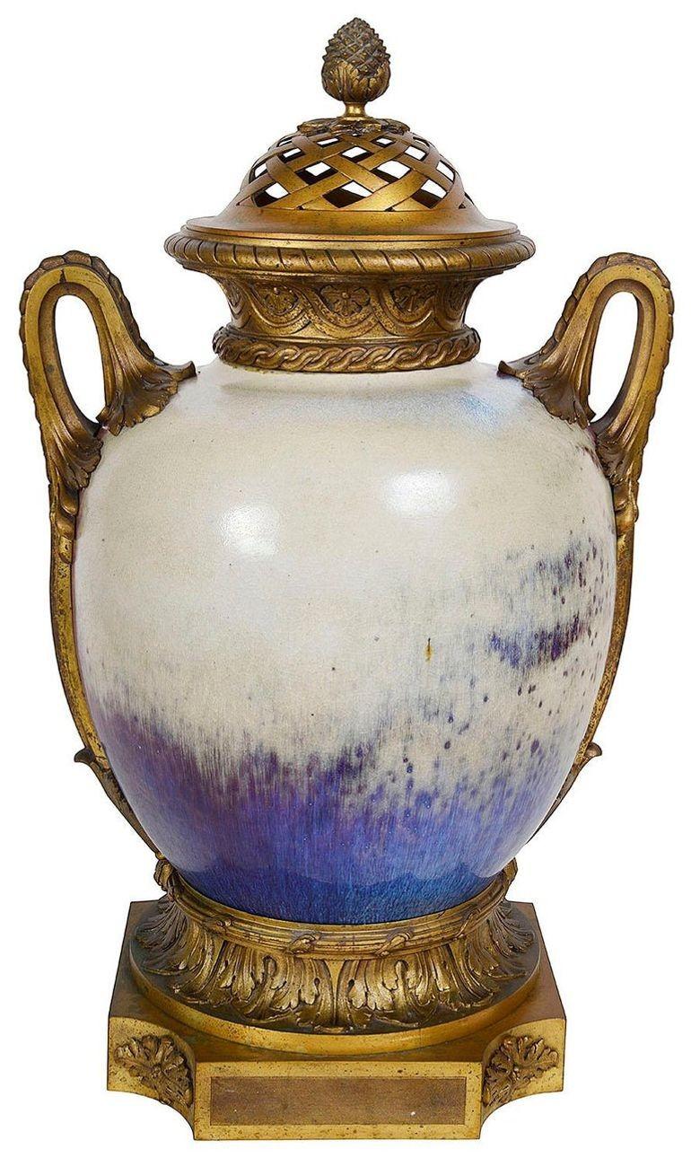 Chinesische Sang du Bouf-Vasenlampe mit Deckel aus dem 18. Jahrhundert (Goldbronze) im Angebot