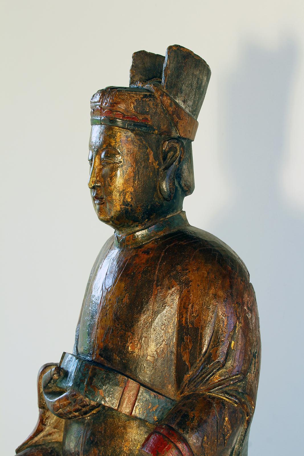 Big hardwood figure of a dignitary lacquered in original patina. Signs of age-related wear on the base, but all of excellent quality, China, 18th century.