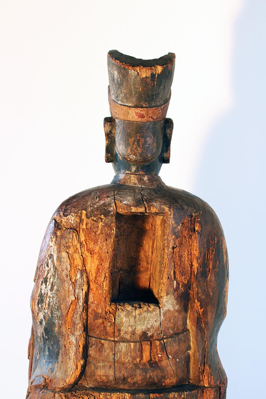 Qing 18th Century Chinese Sculpture of a Dignitary in Carved and Lacquered Hardwood For Sale