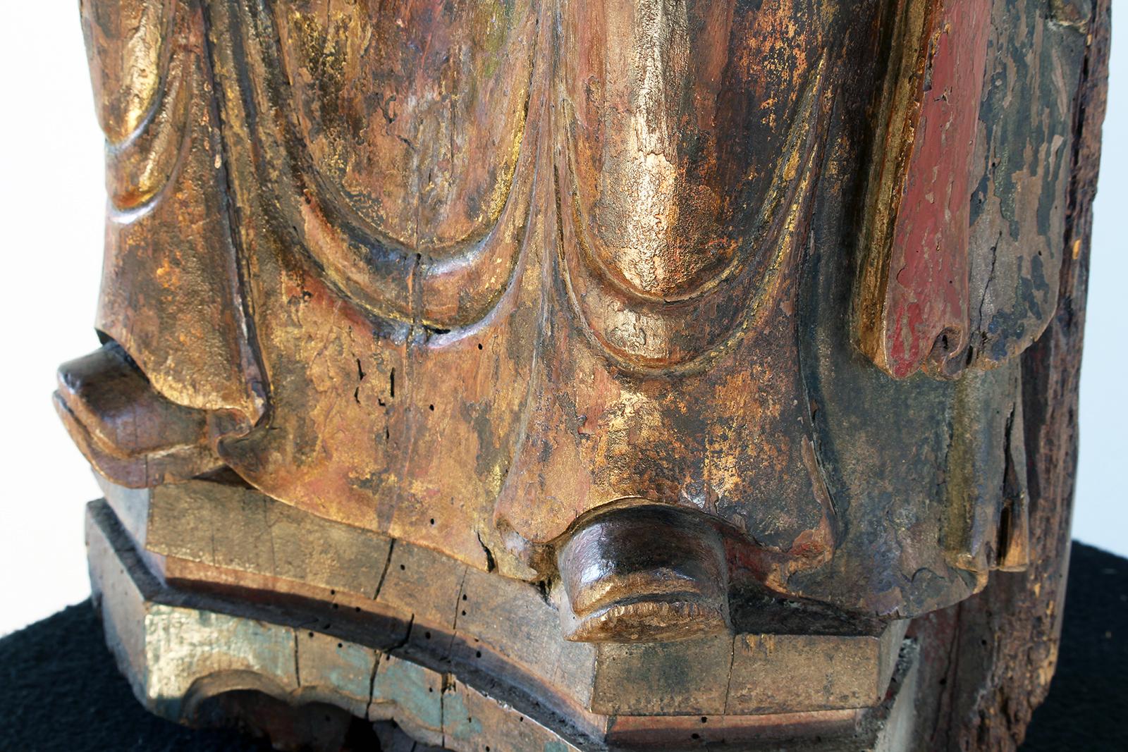 Chinesische Skulptur eines Strickhandwerkers aus geschnitztem und lackiertem Hartholz aus dem 18. Jahrhundert im Zustand „Gut“ im Angebot in Brescia, IT