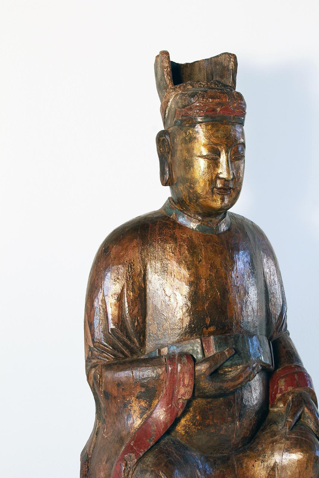 Chinesische Skulptur eines Strickhandwerkers aus geschnitztem und lackiertem Hartholz aus dem 18. Jahrhundert (18. Jahrhundert und früher) im Angebot