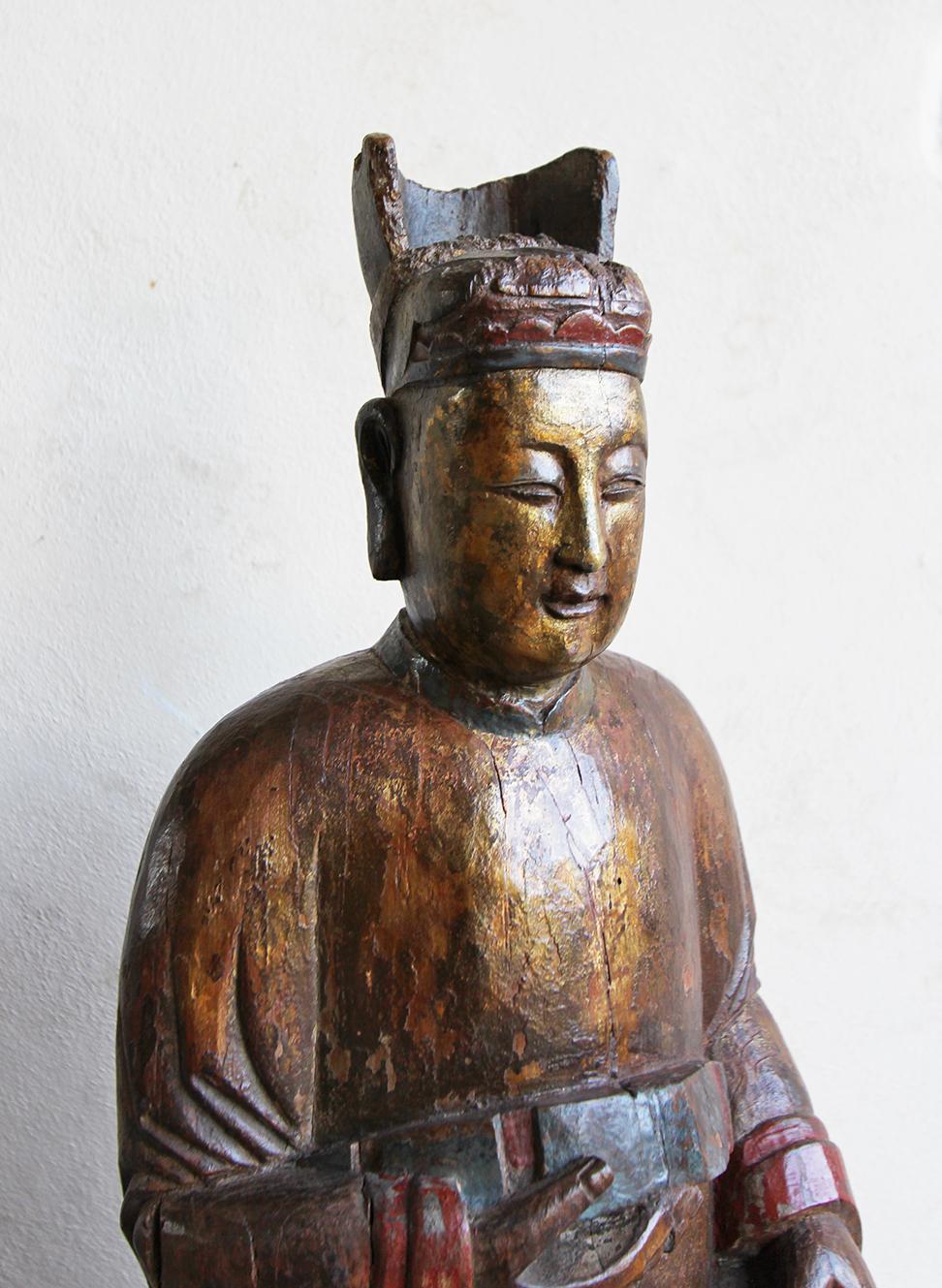 18th Century Chinese Sculpture of a Dignitary in Carved and Lacquered Hardwood For Sale 3