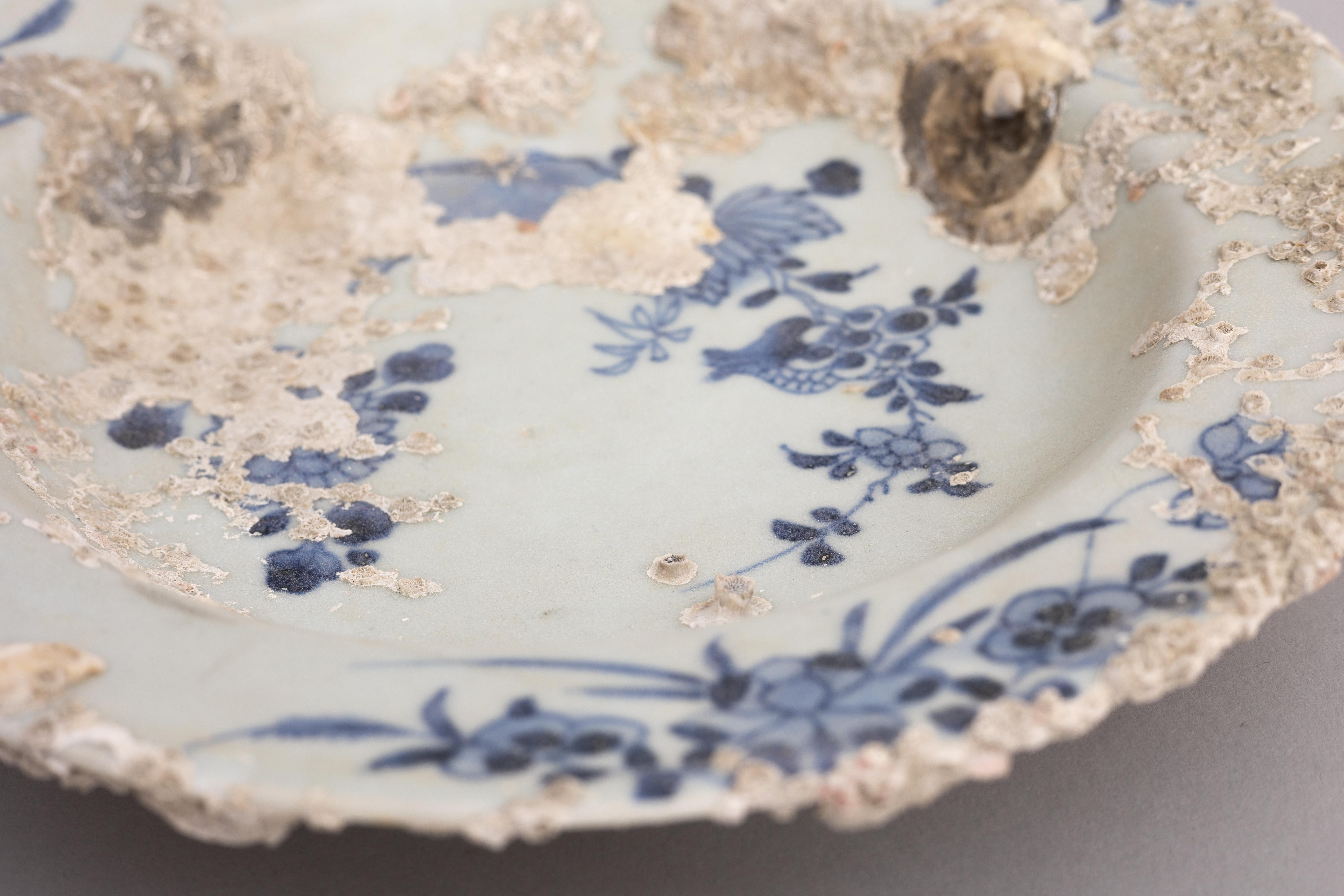 Plat en porcelaine chinoise du 18ème siècle en forme de naufrage 3