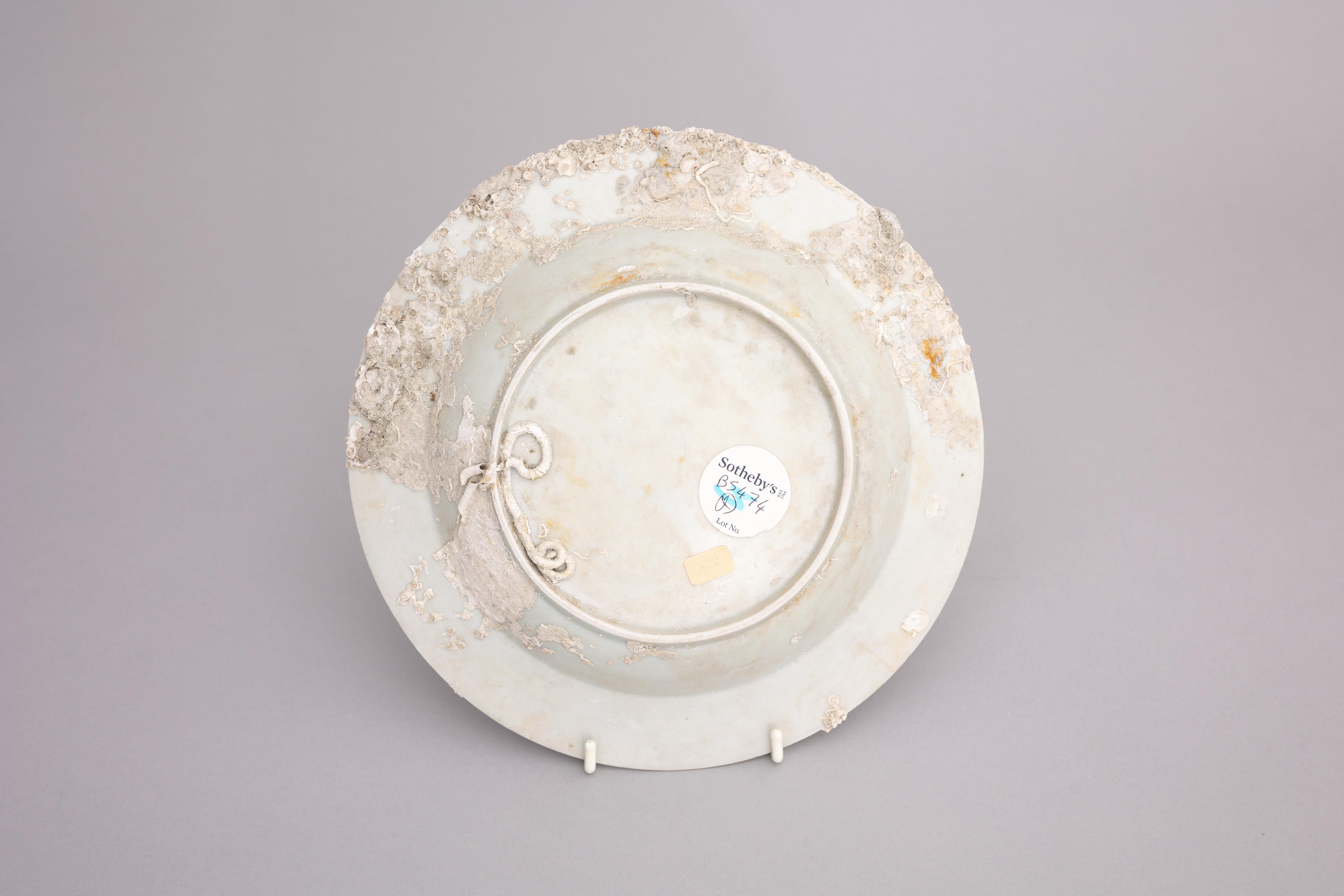 Plat en porcelaine chinoise du 18ème siècle en forme de naufrage 4