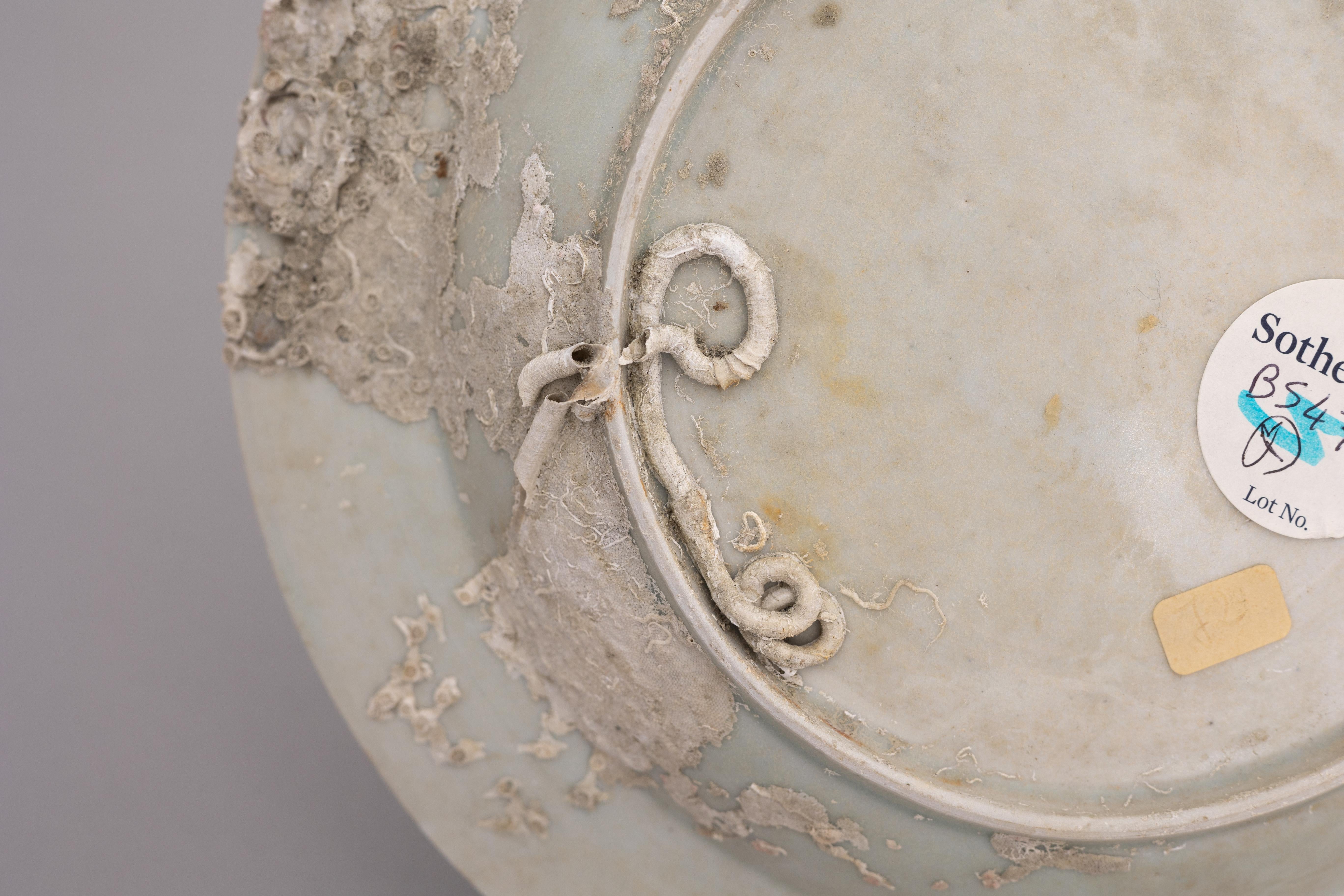 Plat en porcelaine chinoise du 18ème siècle en forme de naufrage 6