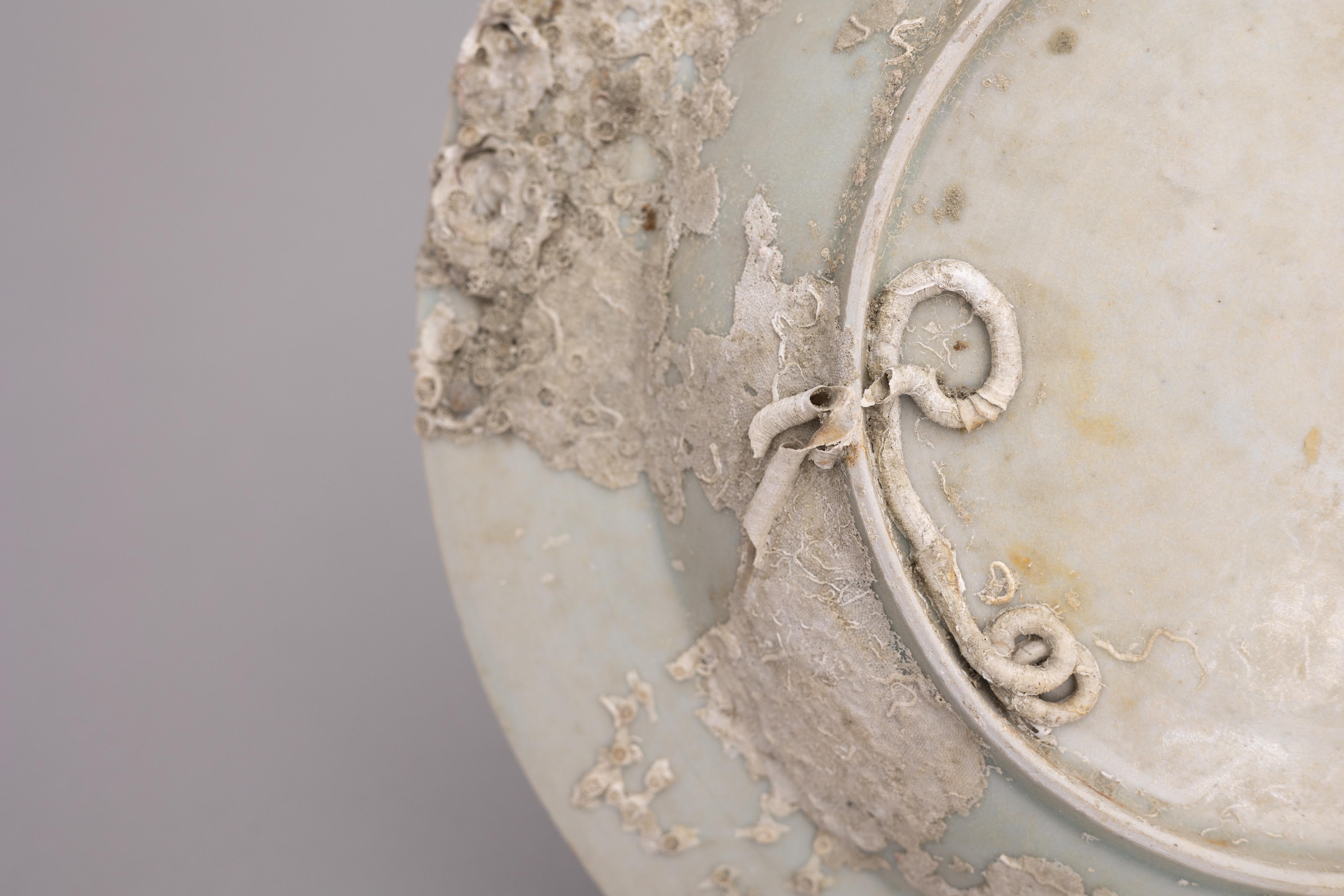 Plat en porcelaine chinoise du 18ème siècle en forme de naufrage 9