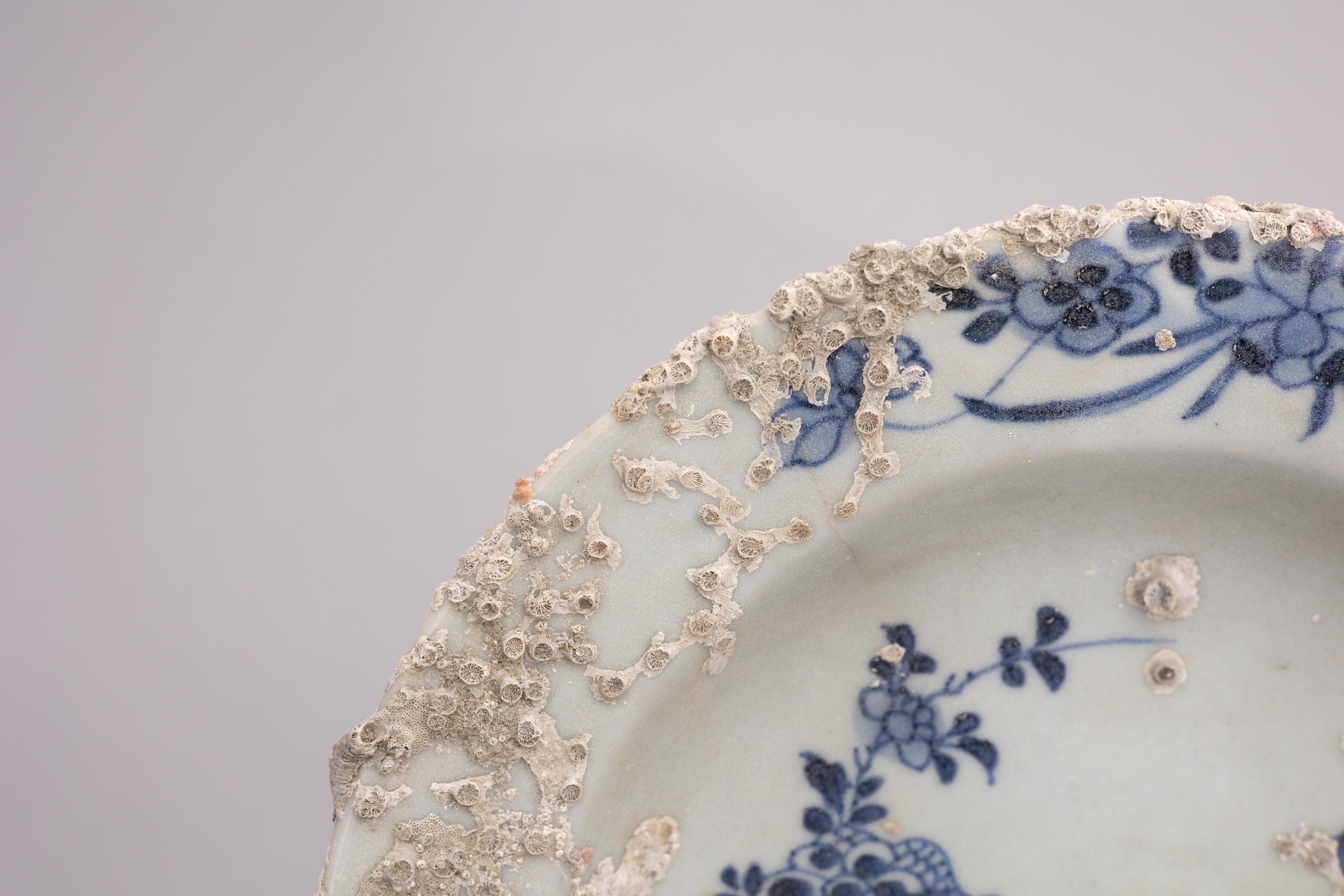 Chinois Plat en porcelaine chinoise du 18ème siècle en forme de naufrage