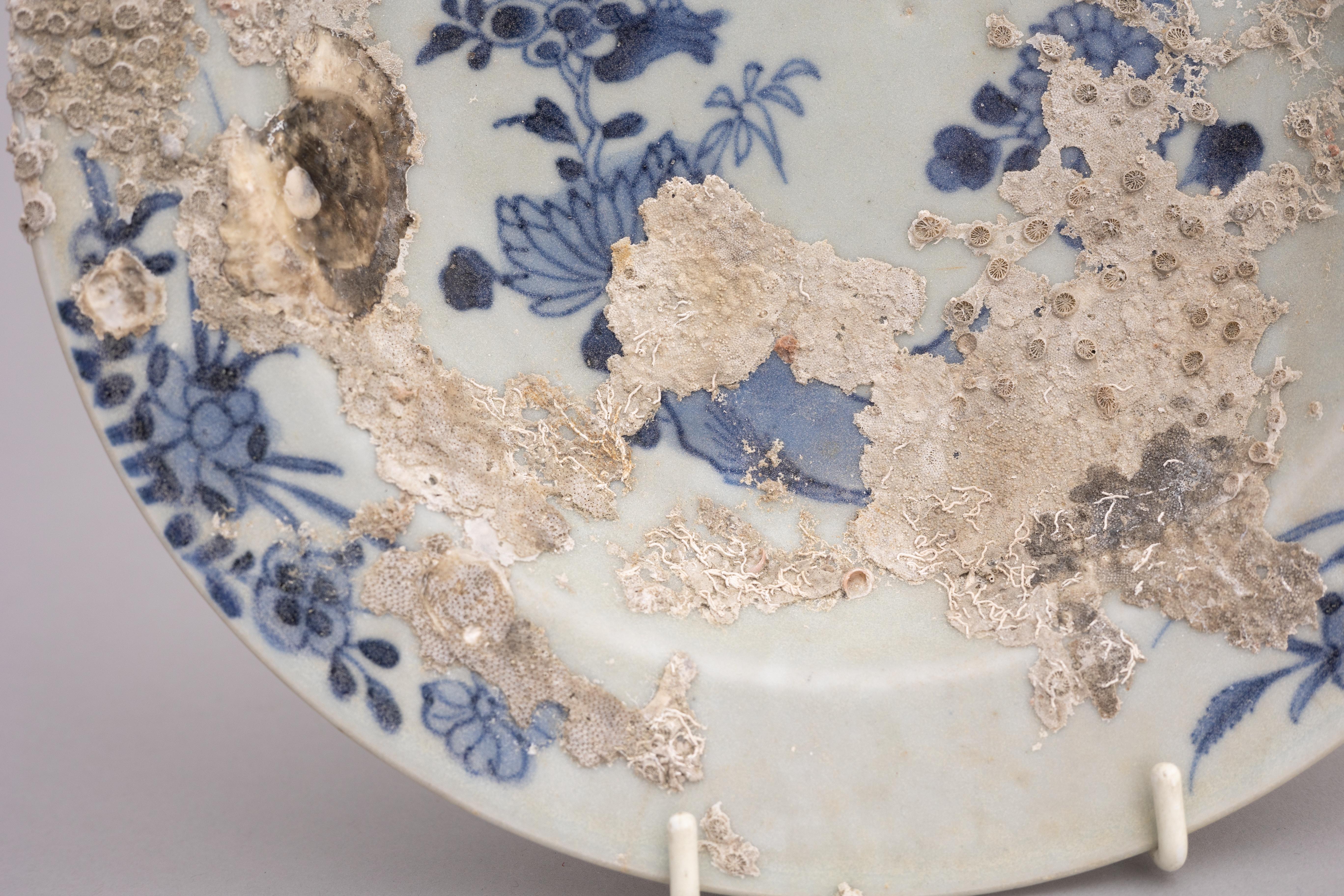 Plat en porcelaine chinoise du 18ème siècle en forme de naufrage Abîmé à Fort Lauderdale, FL